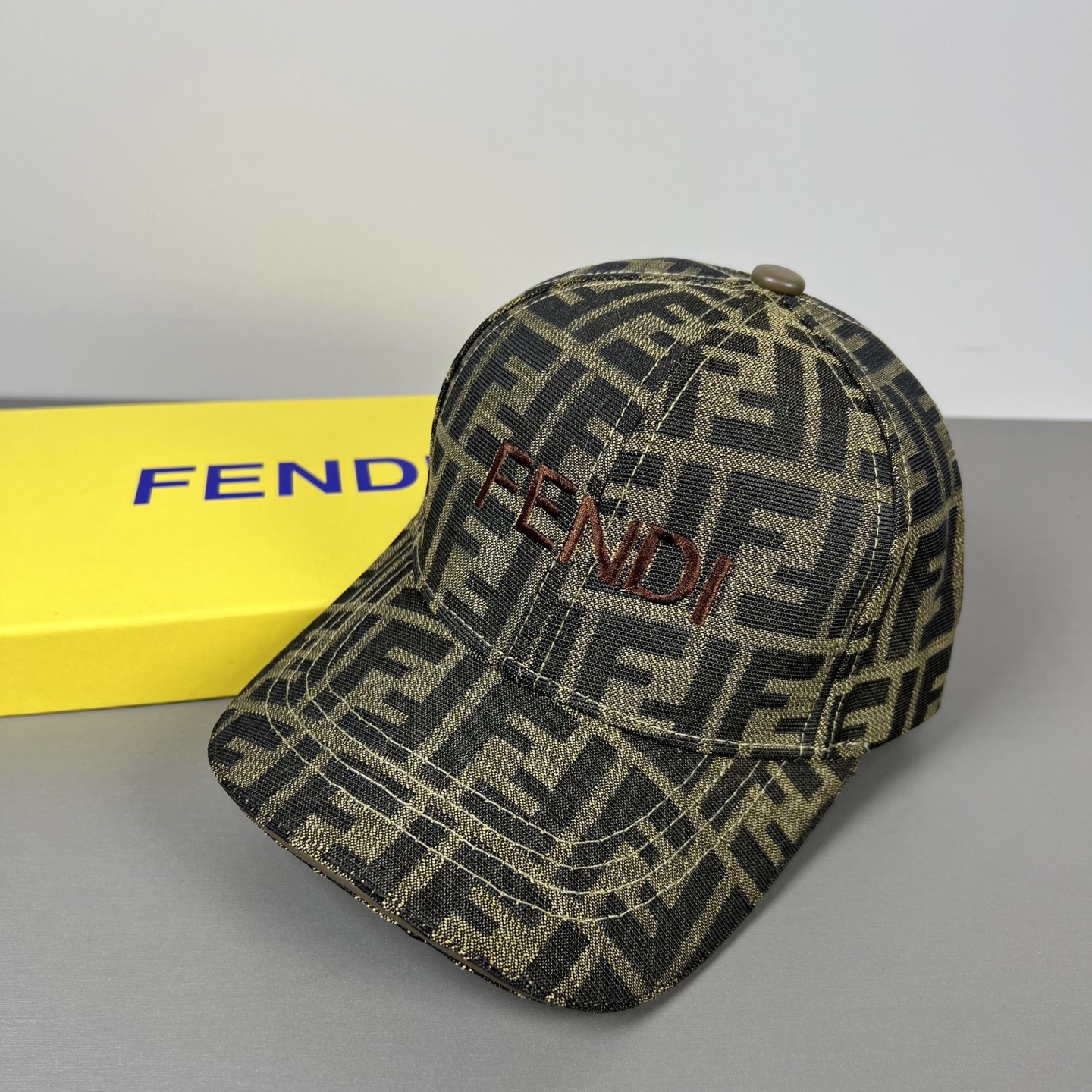 Fendi 常年 款，口碑极佳，轻盈透气 质量超赞，基础头围56，贴片可调节