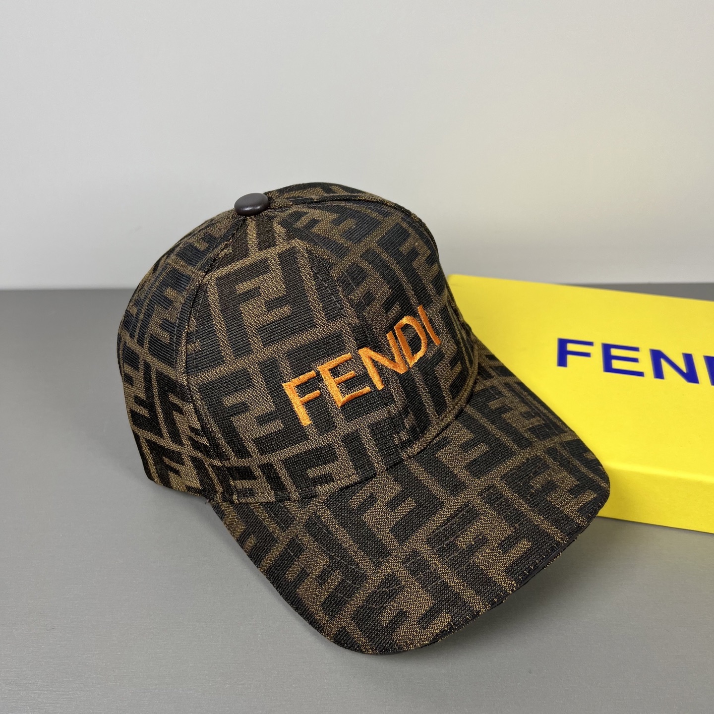 Fendi 常年 款，口碑极佳，轻盈透气 质量超赞，基础头围56，贴片可调节