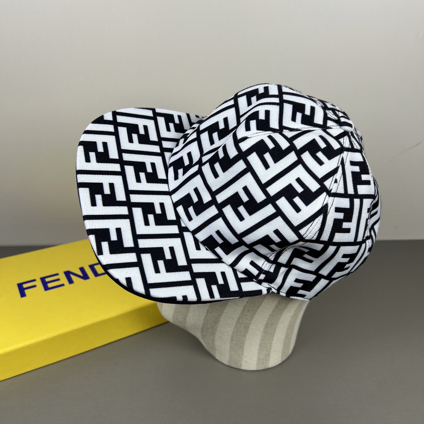 NO:765788,FENDI's new original baseball cap, purchased from a counter, has 1:1 mold customization quality, genuine mold hardware, original canvas fabric + first-layer cowhide, original factory quality!  The quality is great, the patch is adjustable, the grid is accurate, and the details and craftsmanship are perfectly integrated!  hat straw hat bucket hat baseball cap,hat,fendi,fendi,espadrilles,cowhide,hats19860909芬迪〈FENDI新款原单棒球帽, 专柜代购品质1:1开模订制,正版开模五金,原版帆布料+头层牛皮,原厂品质！质量超赞,贴片可调节.对格精准,细节工艺完美融合！帽子草帽渔夫帽棒球帽,帽子,fendi,fendi,espadrilles,cowhide,hats,hat
