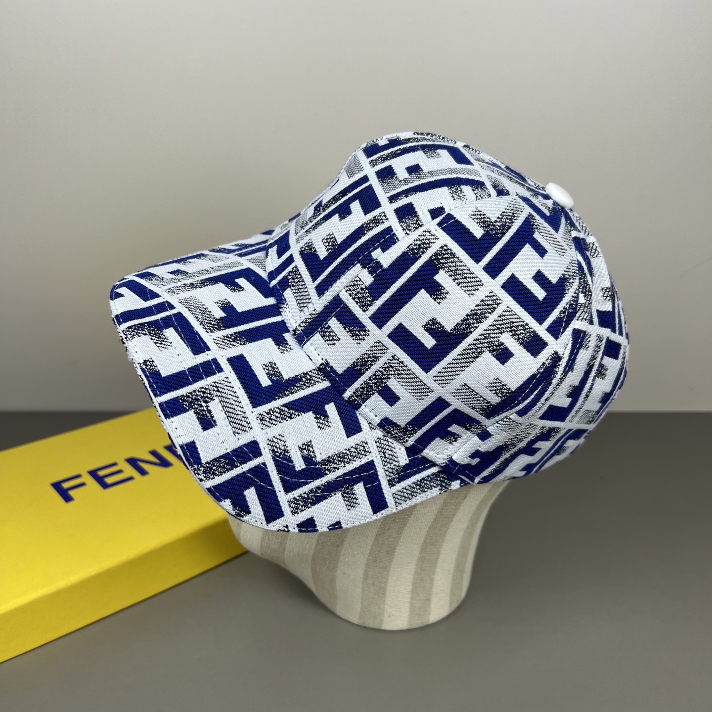 Fendi 常年 款，口碑极佳，轻盈透气 质量超赞，基础头围56，贴片可调节