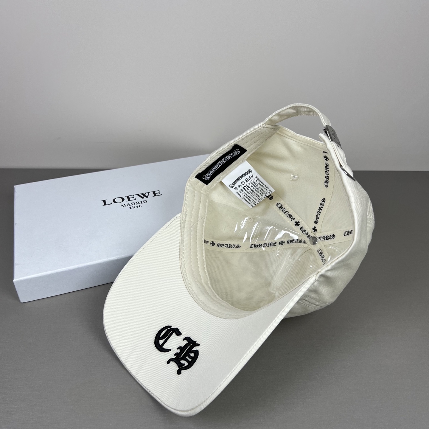 配防尘袋，克罗心最新时尚前卫的休闲设计风格，戴上头就是这样好看看哦，做工精细，男女同款！