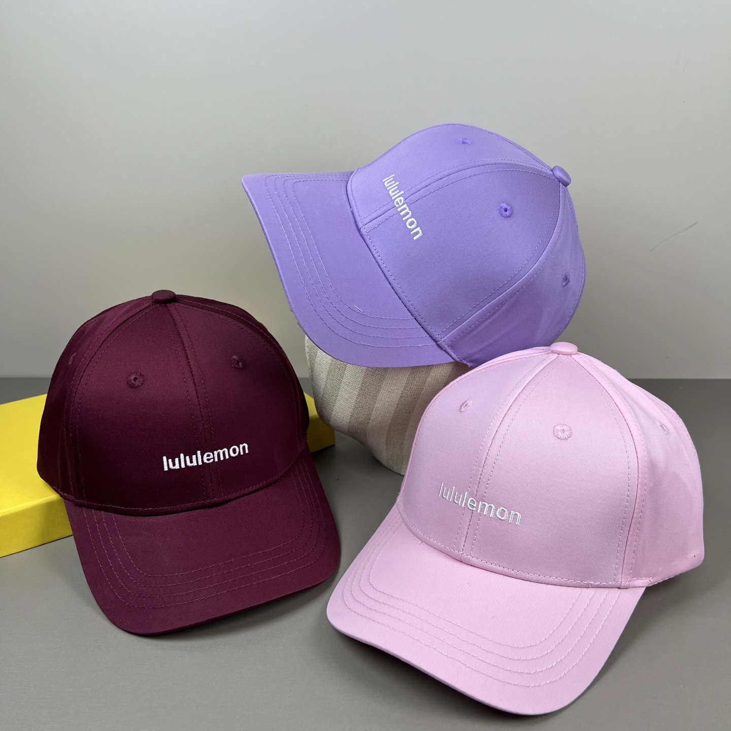 欧米伽 lululemon加拿大温哥华，是全球知名的高端运动生活方式品牌，新款棒球帽，专柜常年热卖款，口
