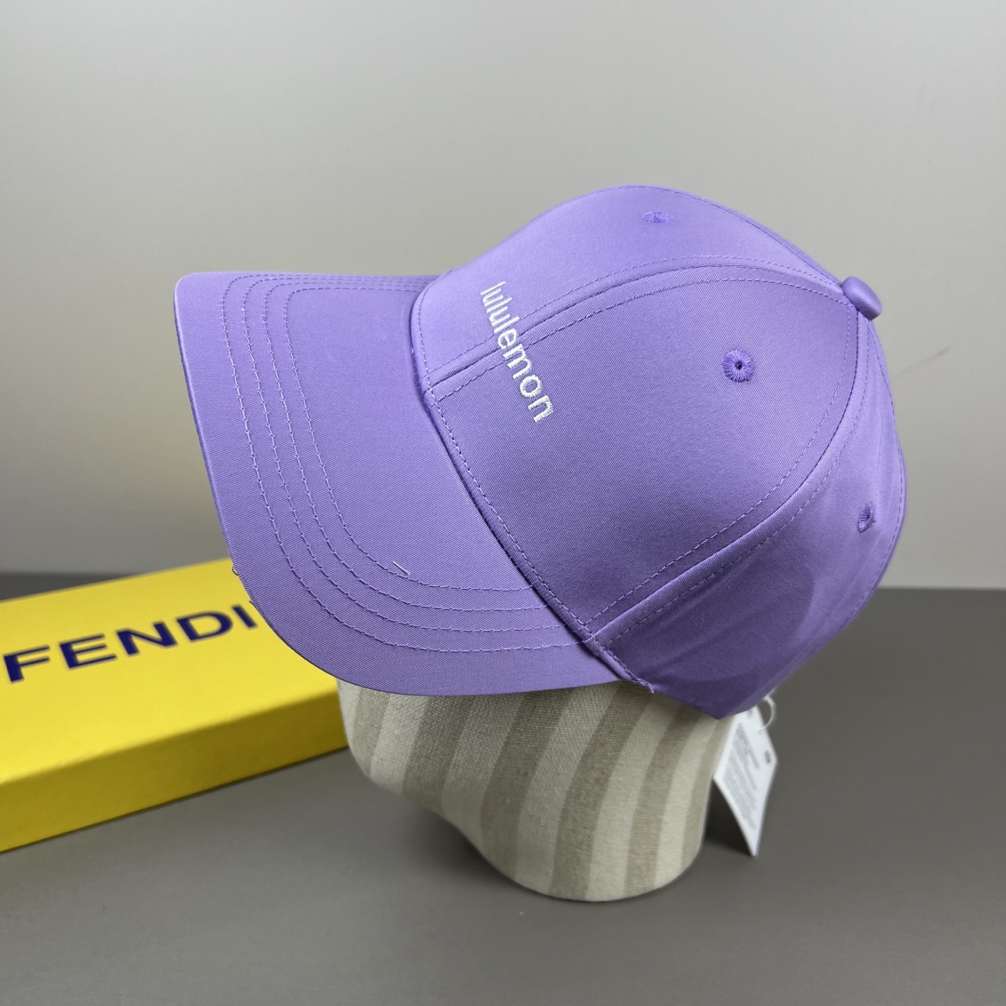 欧米伽 lululemon加拿大温哥华，是全球知名的高端运动生活方式品牌，新款棒球帽，专柜常年热卖款，口