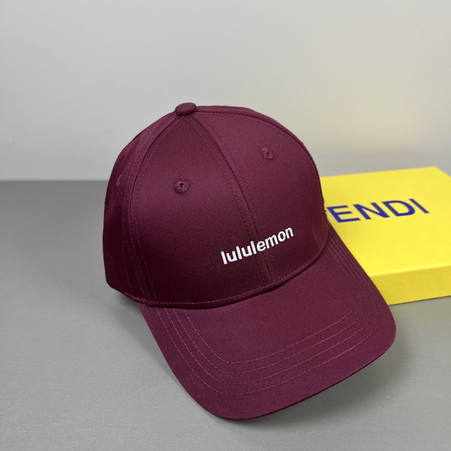 欧米伽 lululemon加拿大温哥华，是全球知名的高端运动生活方式品牌，新款棒球帽，专柜常年热卖款，口