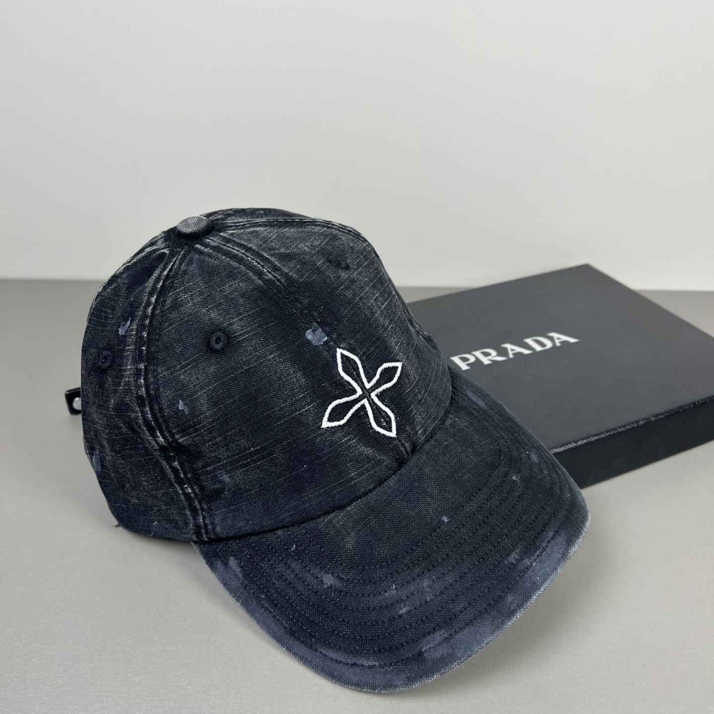 PSMFK 此品牌的设计理念注重时尚态度与穿着体验的结合，追求无性别感和自由阔形的设计，同时将流行元素和