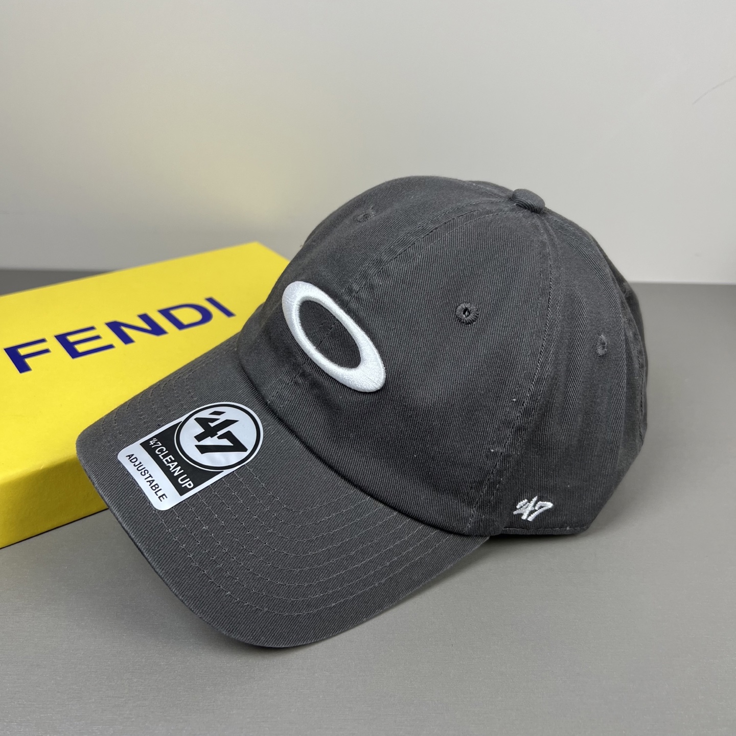 欧克利（OAKLEY）主要经营运动时尚产品，推出全新个性定制系列，帮助佩戴者打造更具个人标签的运动和休闲