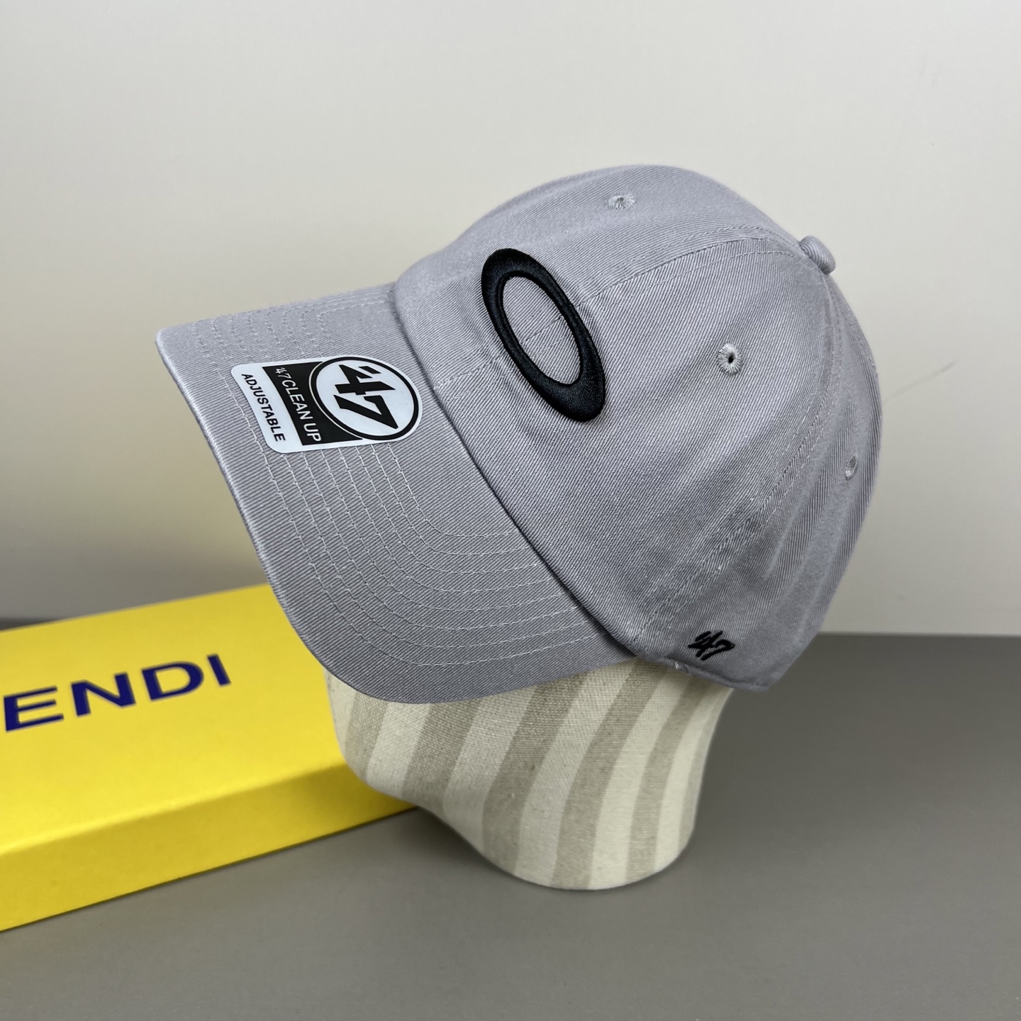 欧克利（OAKLEY）主要经营运动时尚产品，推出全新个性定制系列，帮助佩戴者打造更具个人标签的运动和休闲