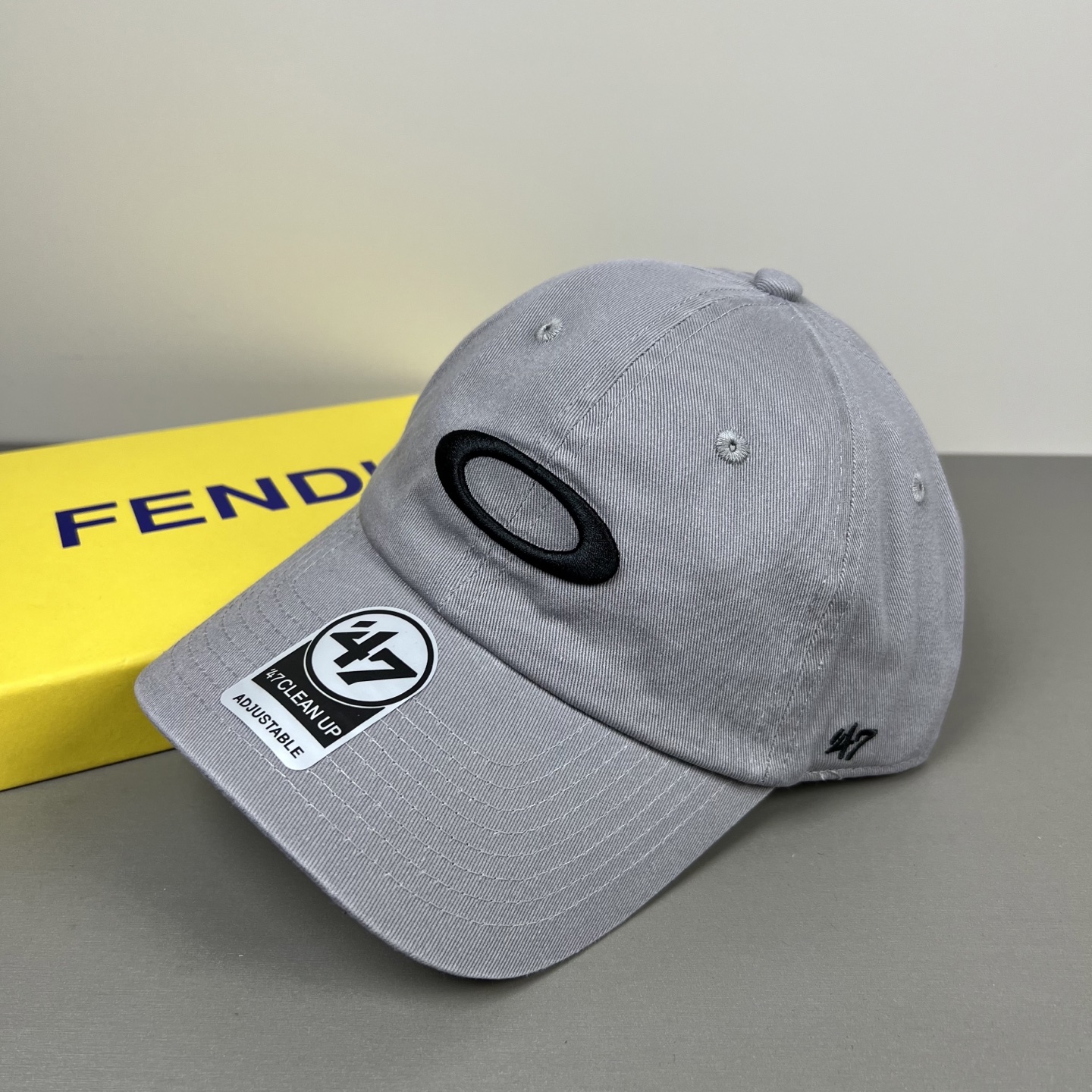 欧克利（OAKLEY）主要经营运动时尚产品，推出全新个性定制系列，帮助佩戴者打造更具个人标签的运动和休闲