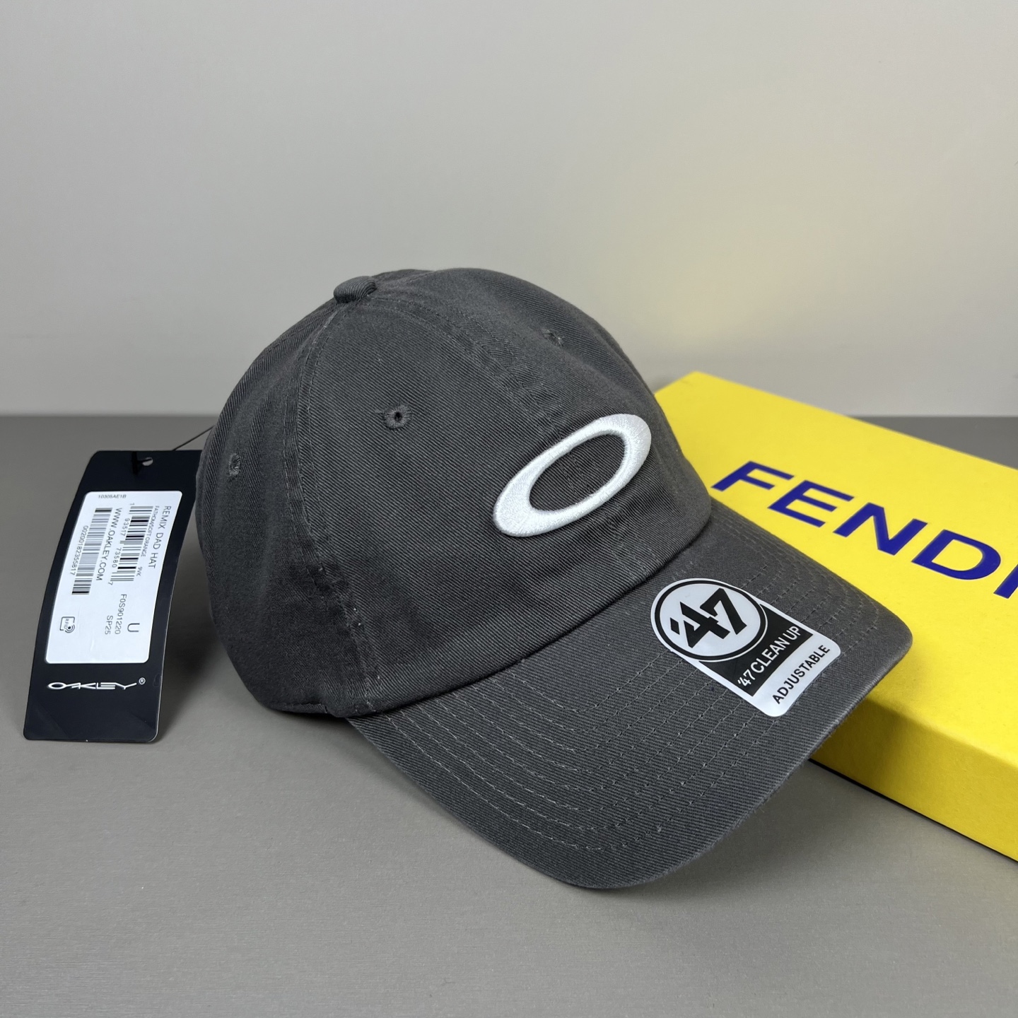 欧克利（OAKLEY）主要经营运动时尚产品，推出全新个性定制系列，帮助佩戴者打造更具个人标签的运动和休闲