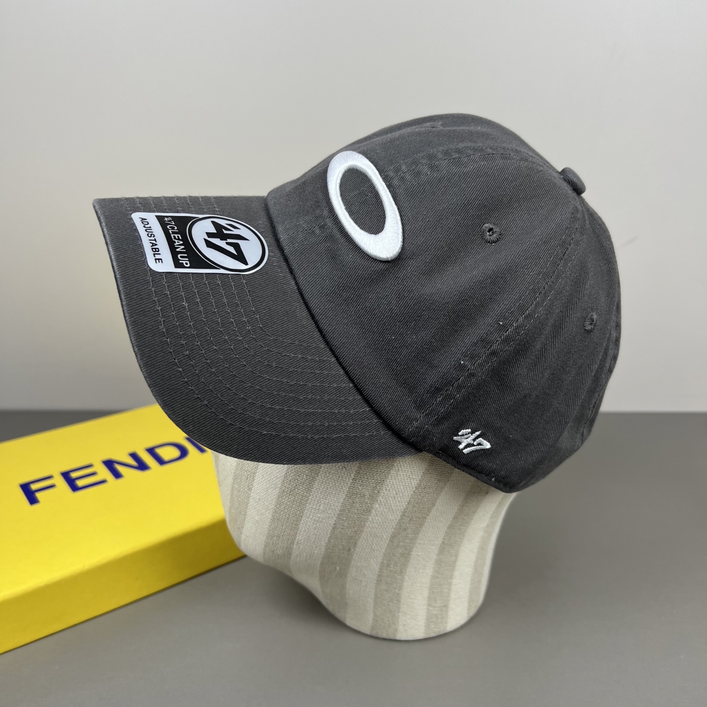 欧克利（OAKLEY）主要经营运动时尚产品，推出全新个性定制系列，帮助佩戴者打造更具个人标签的运动和休闲