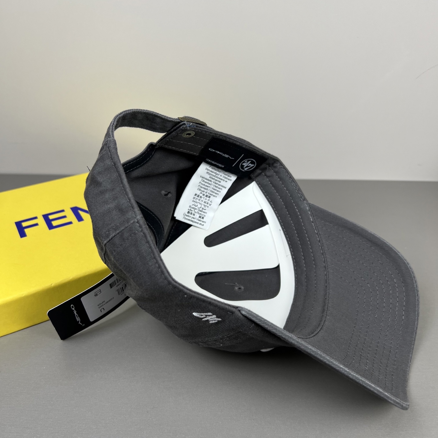 欧克利（OAKLEY）主要经营运动时尚产品，推出全新个性定制系列，帮助佩戴者打造更具个人标签的运动和休闲