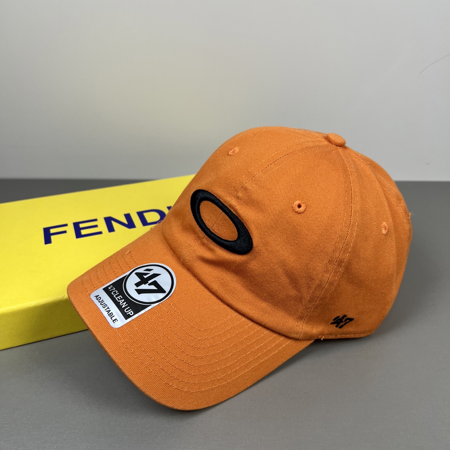 欧克利（OAKLEY）主要经营运动时尚产品，推出全新个性定制系列，帮助佩戴者打造更具个人标签的运动和休闲