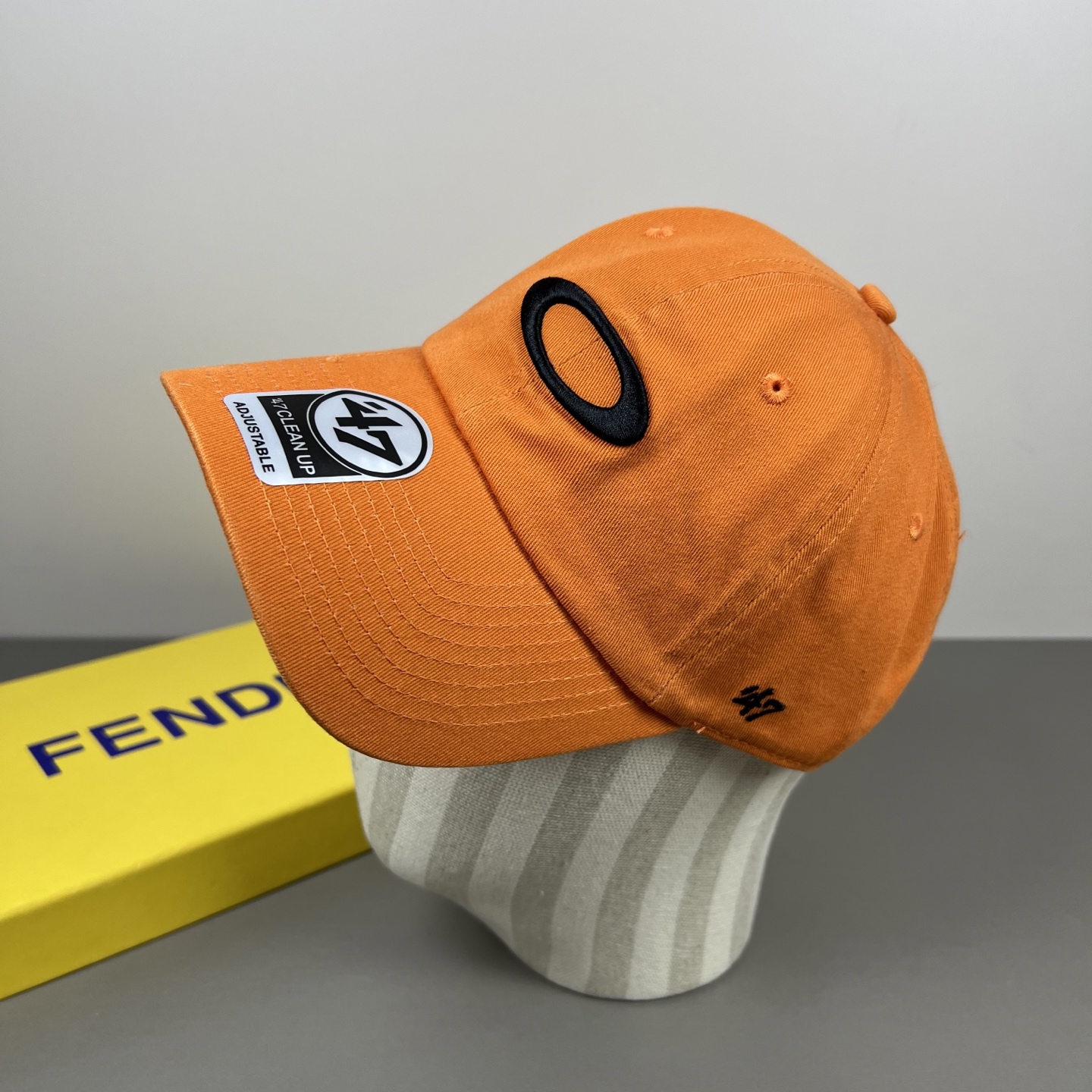 欧克利（OAKLEY）主要经营运动时尚产品，推出全新个性定制系列，帮助佩戴者打造更具个人标签的运动和休闲