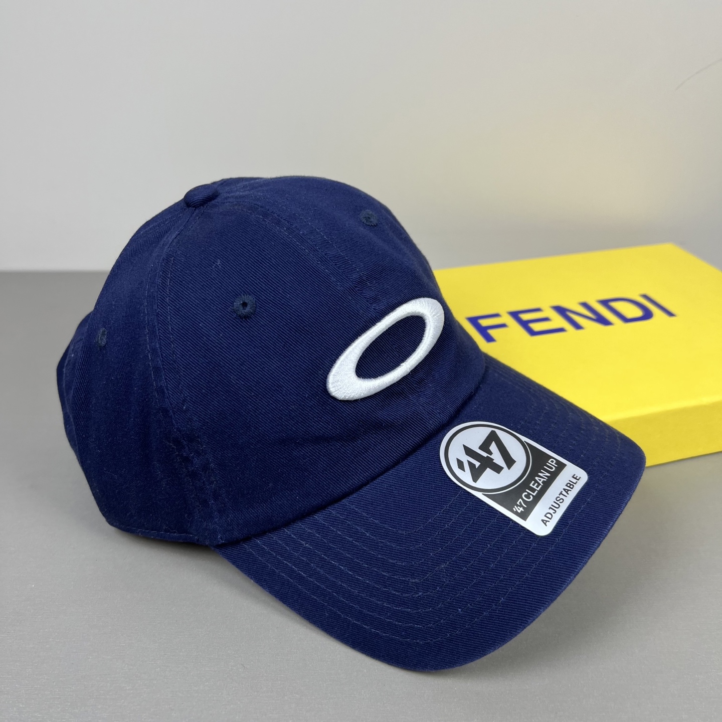 欧克利（OAKLEY）主要经营运动时尚产品，推出全新个性定制系列，帮助佩戴者打造更具个人标签的运动和休闲