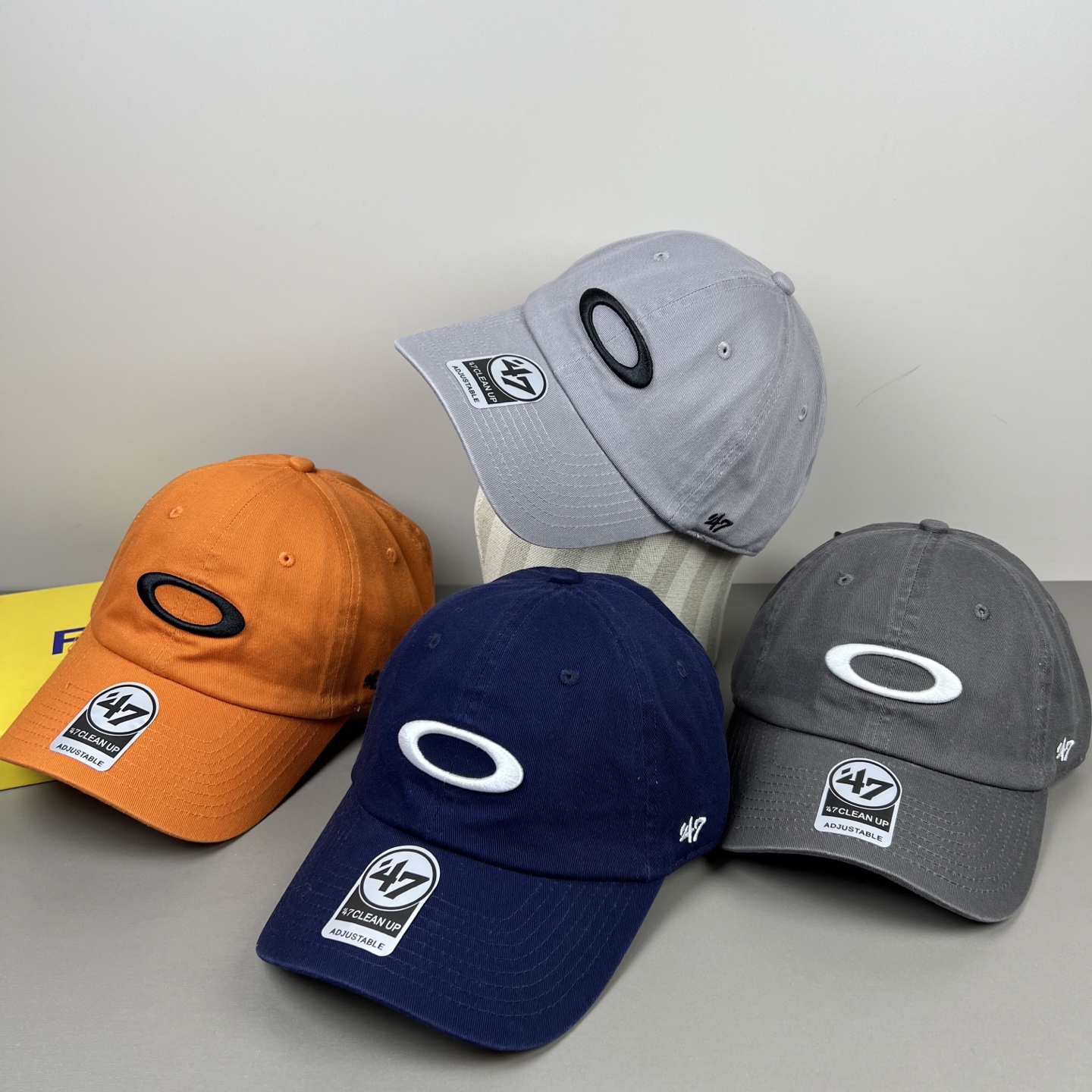 欧克利（OAKLEY）主要经营运动时尚产品，推出全新个性定制系列，帮助佩戴者打造更具个人标签的运动和休闲