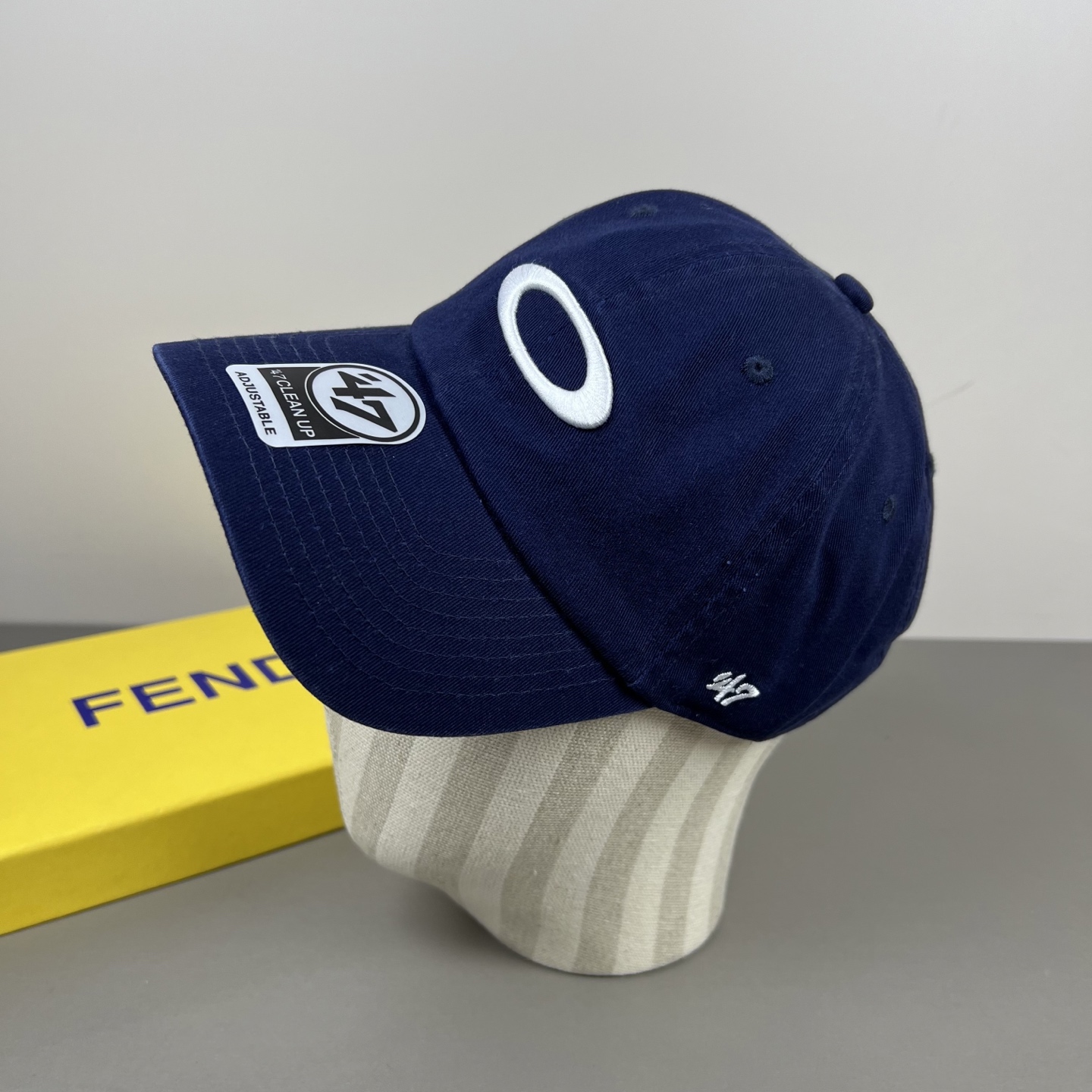欧克利（OAKLEY）主要经营运动时尚产品，推出全新个性定制系列，帮助佩戴者打造更具个人标签的运动和休闲