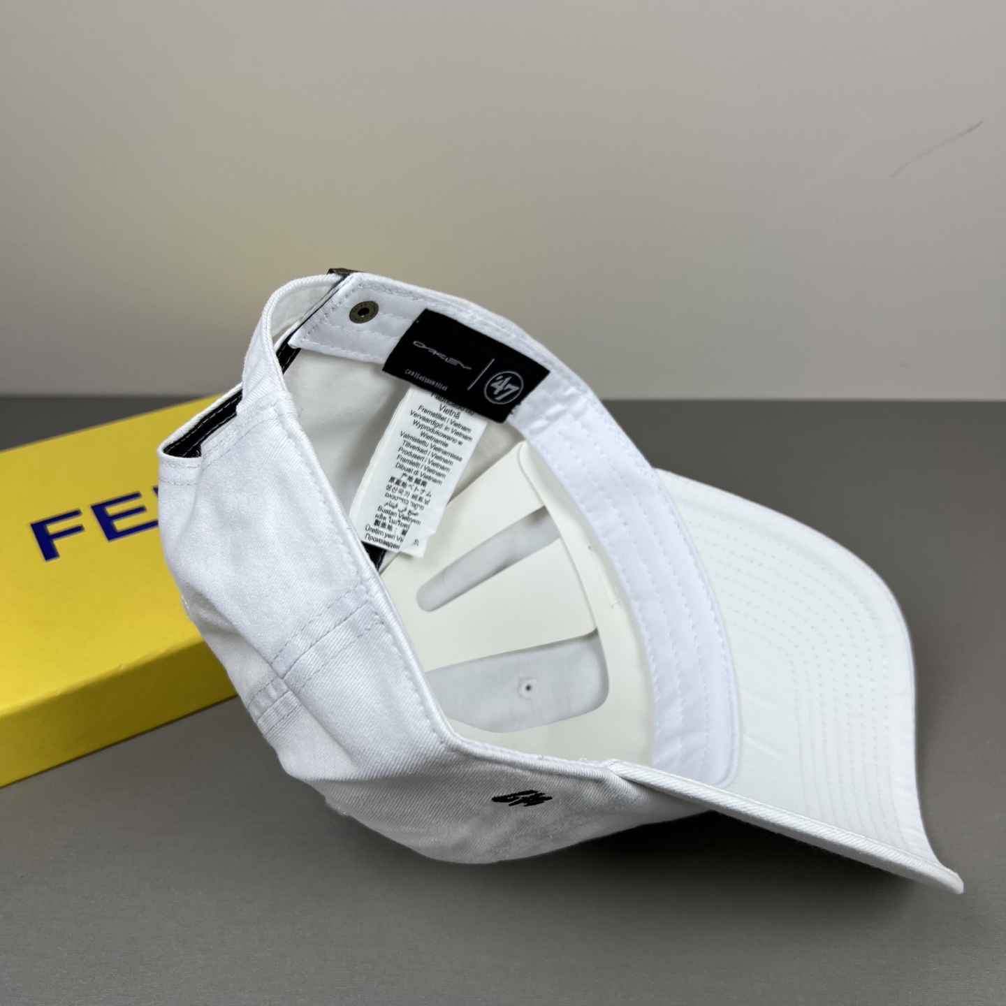 欧克利（OAKLEY）主要经营运动时尚产品，推出全新个性定制系列，帮助佩戴者打造更具个人标签的运动和休闲
