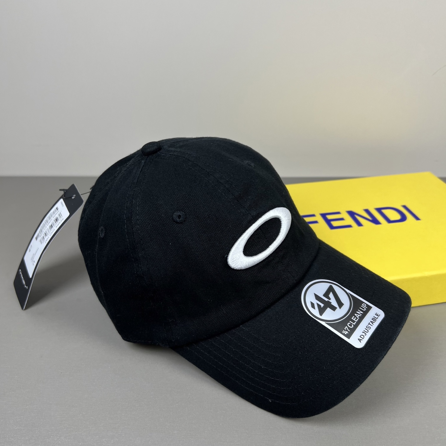 欧克利（OAKLEY）主要经营运动时尚产品，推出全新个性定制系列，帮助佩戴者打造更具个人标签的运动和休闲