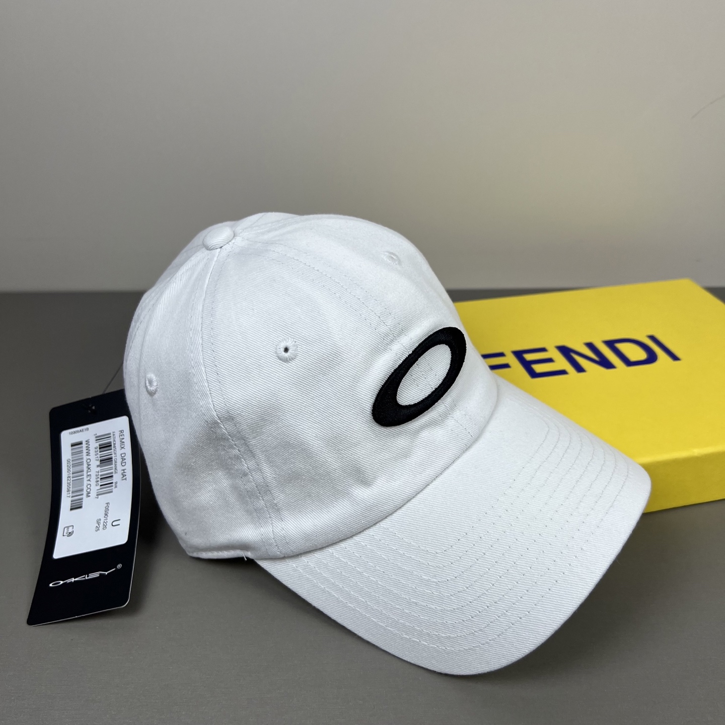 欧克利（OAKLEY）主要经营运动时尚产品，推出全新个性定制系列，帮助佩戴者打造更具个人标签的运动和休闲
