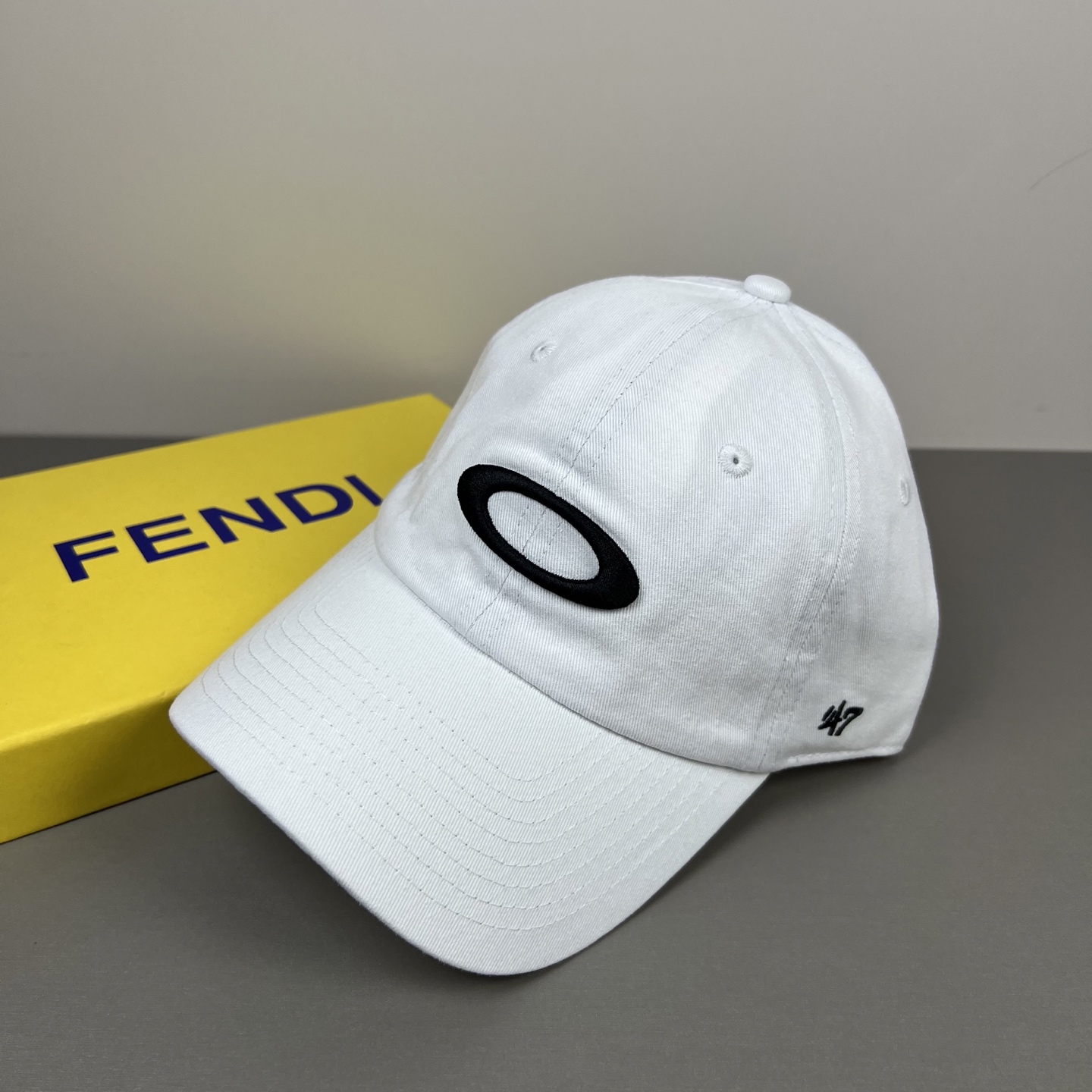 欧克利（OAKLEY）主要经营运动时尚产品，推出全新个性定制系列，帮助佩戴者打造更具个人标签的运动和休闲