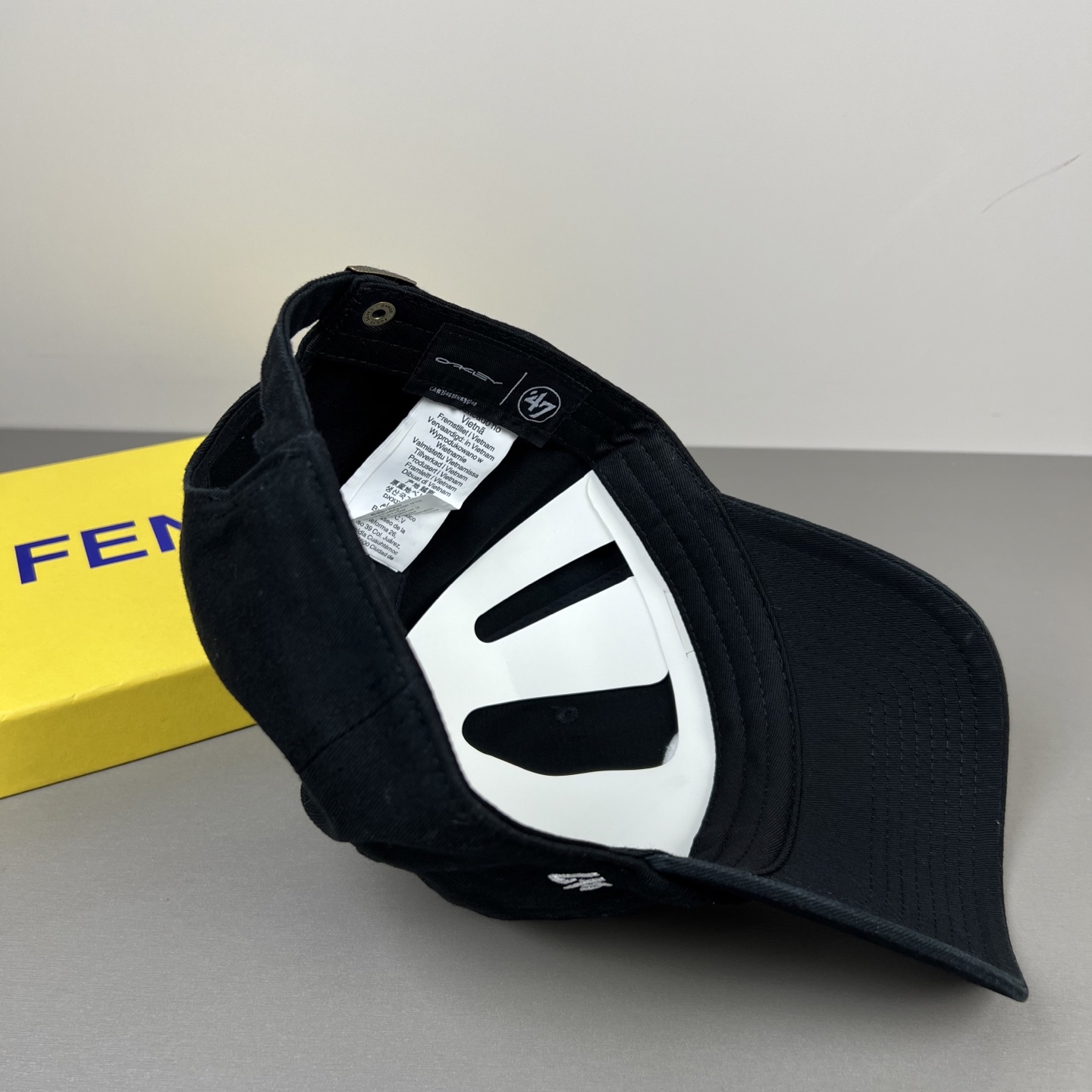欧克利（OAKLEY）主要经营运动时尚产品，推出全新个性定制系列，帮助佩戴者打造更具个人标签的运动和休闲