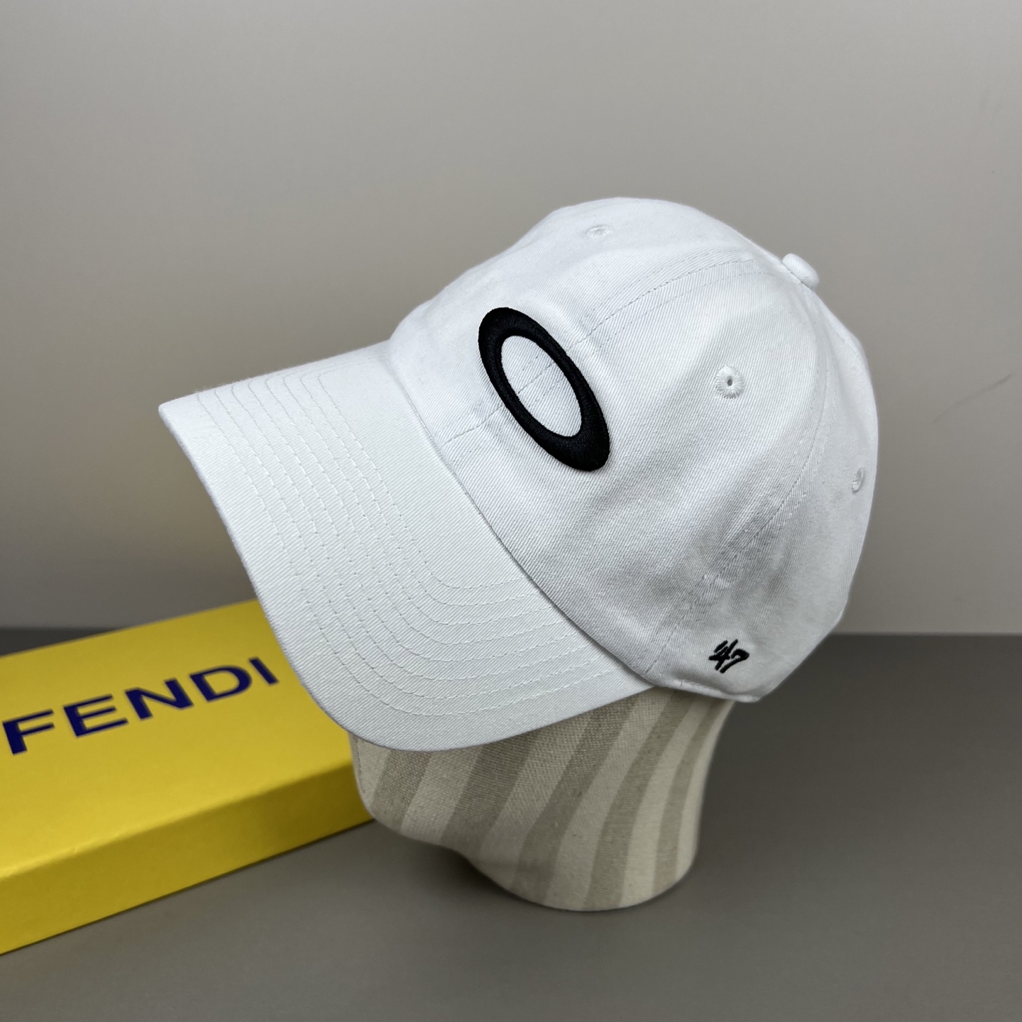欧克利（OAKLEY）主要经营运动时尚产品，推出全新个性定制系列，帮助佩戴者打造更具个人标签的运动和休闲
