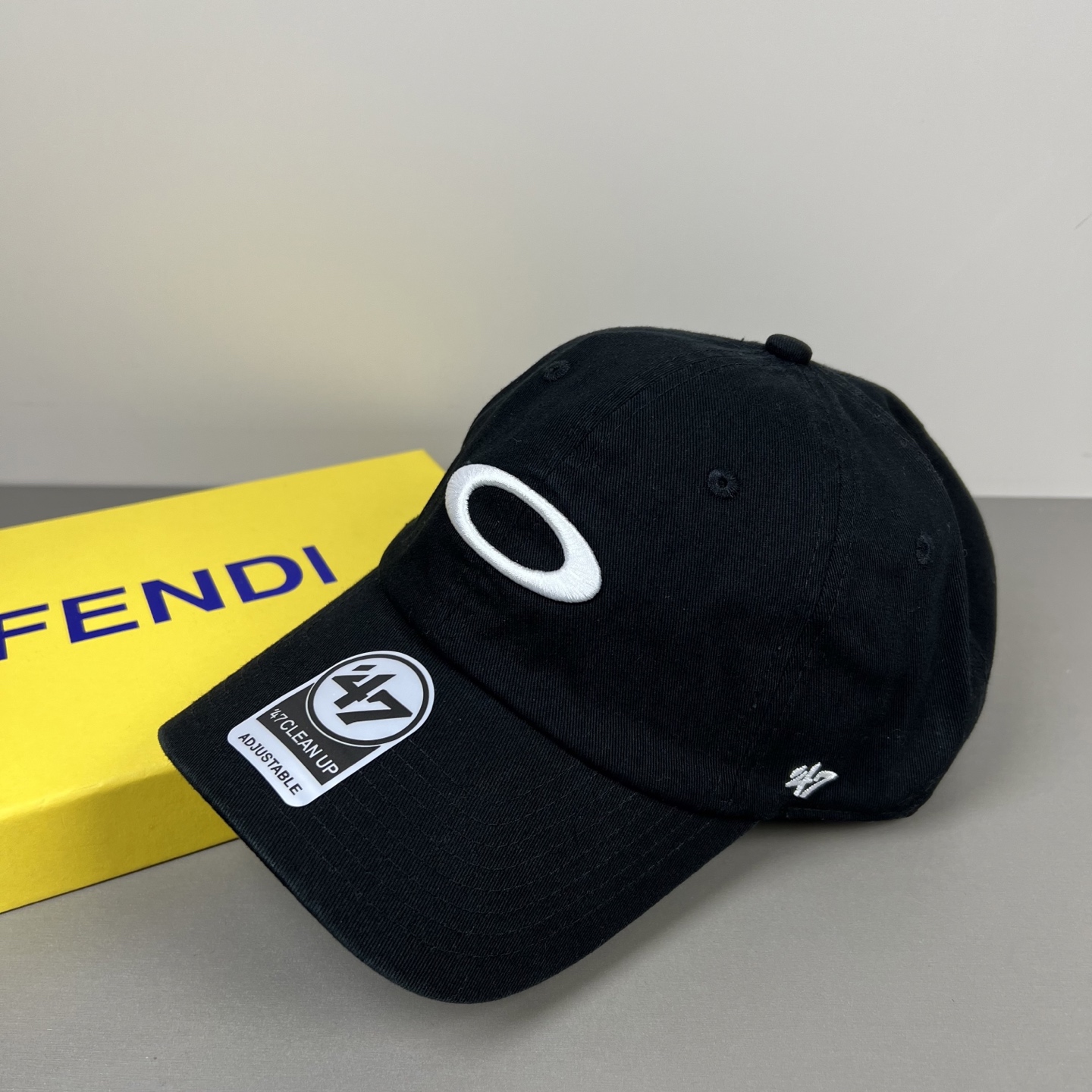 欧克利（OAKLEY）主要经营运动时尚产品，推出全新个性定制系列，帮助佩戴者打造更具个人标签的运动和休闲
