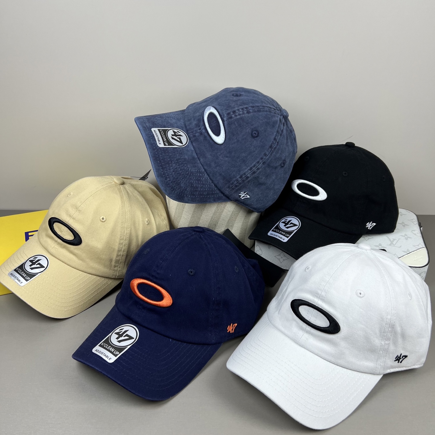 欧克利（OAKLEY）主要经营运动时尚产品，推出全新个性定制系列，帮助佩戴者打造更具个人标签的运动和休闲