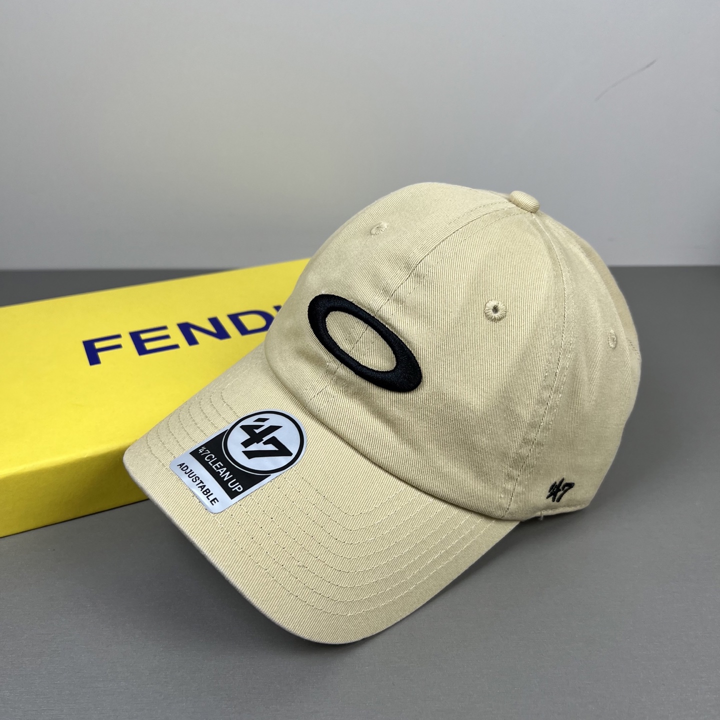 欧克利（OAKLEY）主要经营运动时尚产品，推出全新个性定制系列，帮助佩戴者打造更具个人标签的运动和休闲