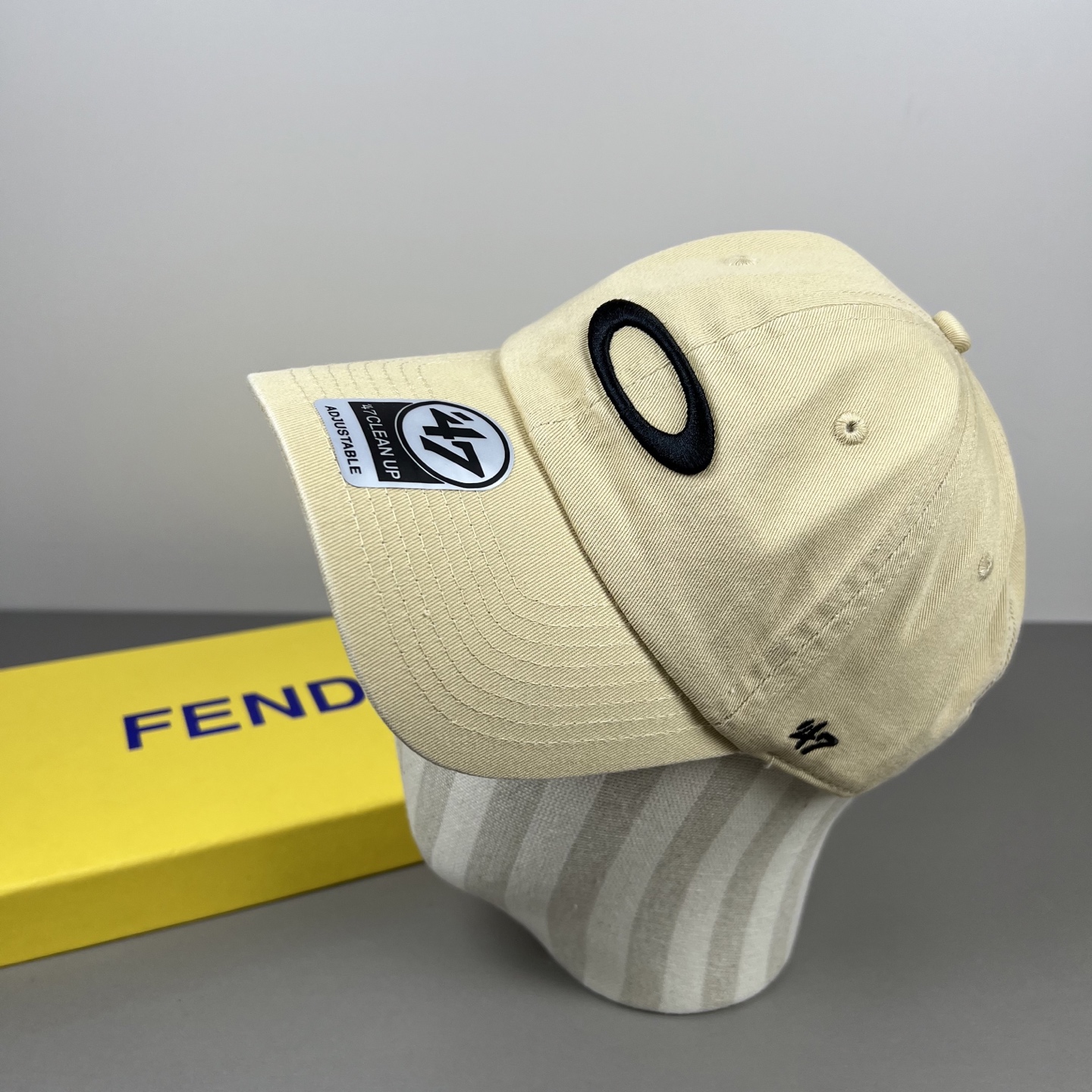 欧克利（OAKLEY）主要经营运动时尚产品，推出全新个性定制系列，帮助佩戴者打造更具个人标签的运动和休闲