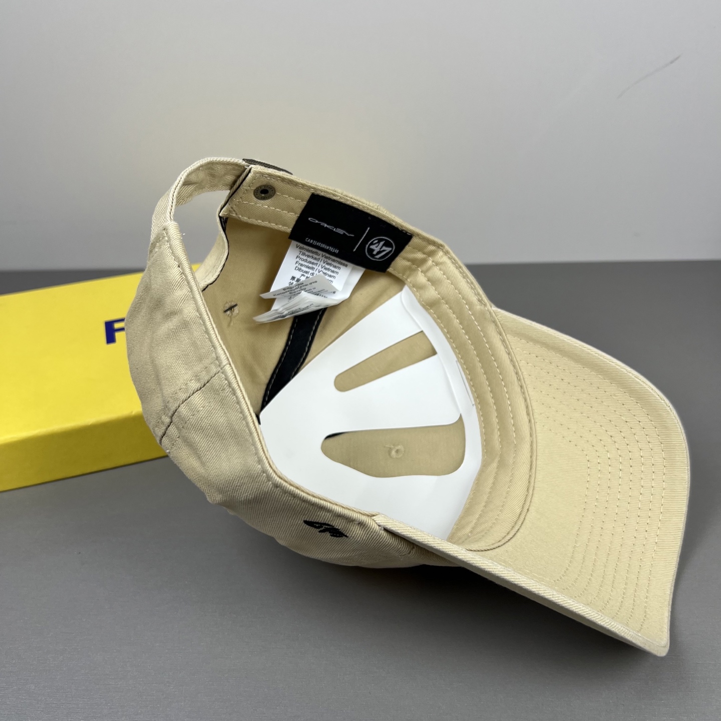 欧克利（OAKLEY）主要经营运动时尚产品，推出全新个性定制系列，帮助佩戴者打造更具个人标签的运动和休闲
