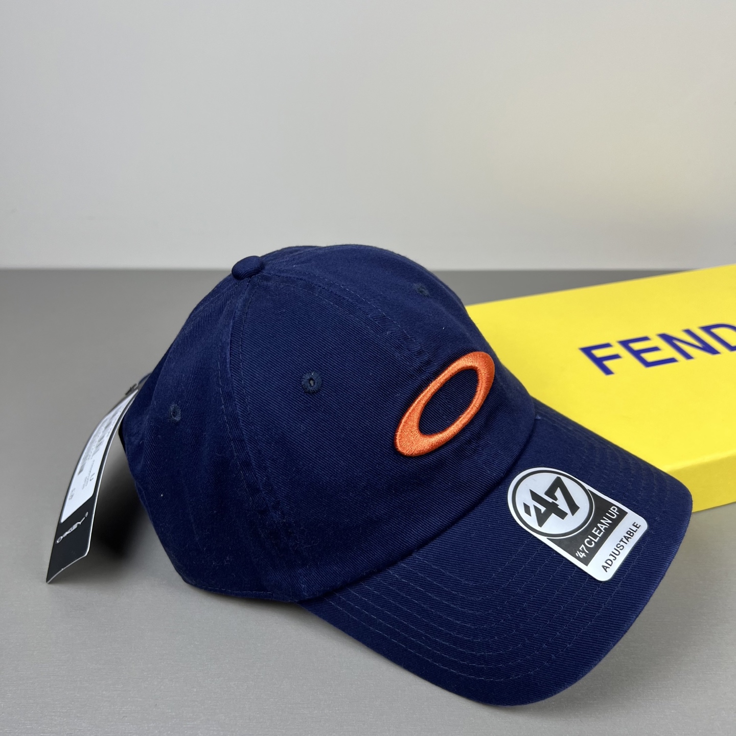 欧克利（OAKLEY）主要经营运动时尚产品，推出全新个性定制系列，帮助佩戴者打造更具个人标签的运动和休闲
