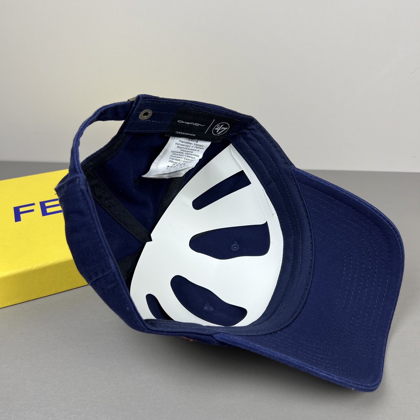 欧克利（OAKLEY）主要经营运动时尚产品，推出全新个性定制系列，帮助佩戴者打造更具个人标签的运动和休闲