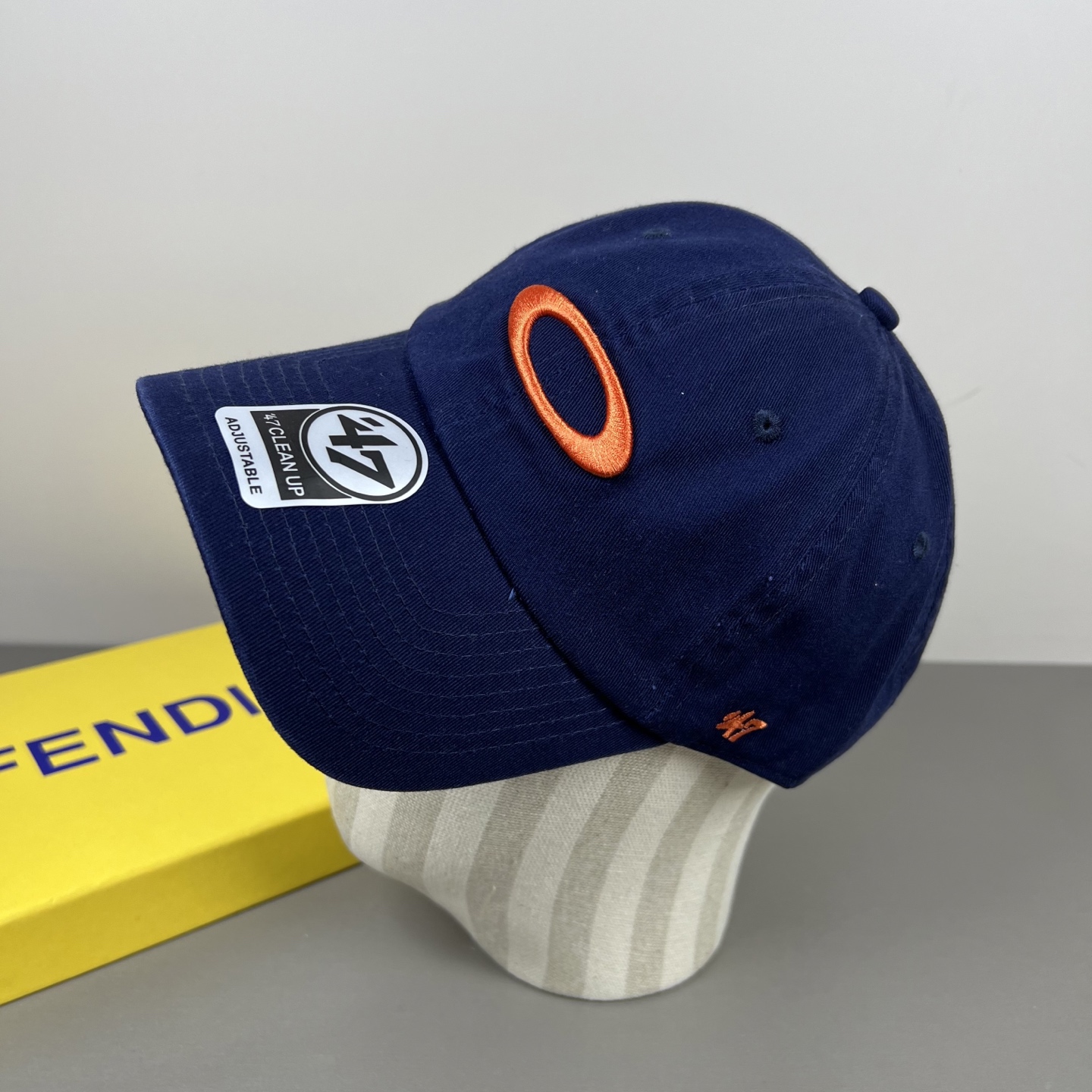 欧克利（OAKLEY）主要经营运动时尚产品，推出全新个性定制系列，帮助佩戴者打造更具个人标签的运动和休闲