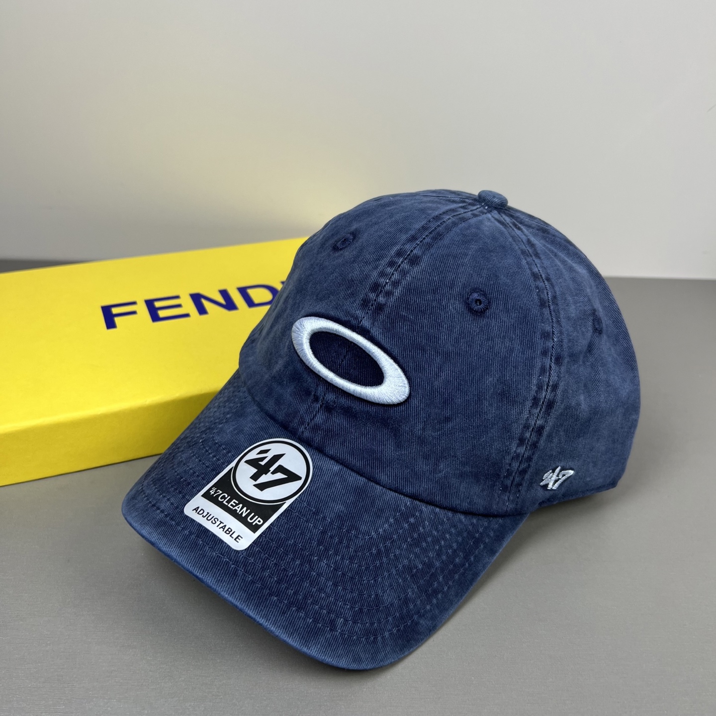 欧克利（OAKLEY）主要经营运动时尚产品，推出全新个性定制系列，帮助佩戴者打造更具个人标签的运动和休闲