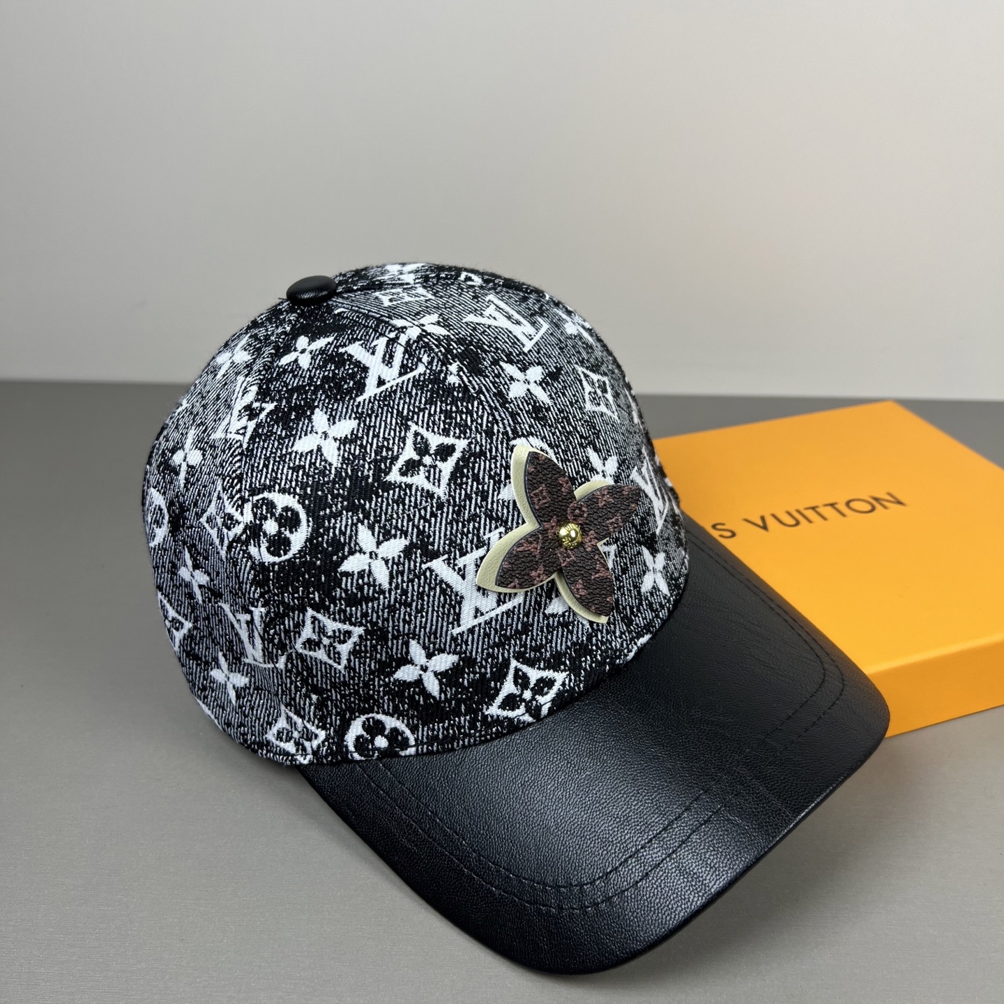 P路易威登棒球帽 LouisVuitton😍新款LV棒球帽，重工打造♥️高端大气，百搭款🤗男女通用！