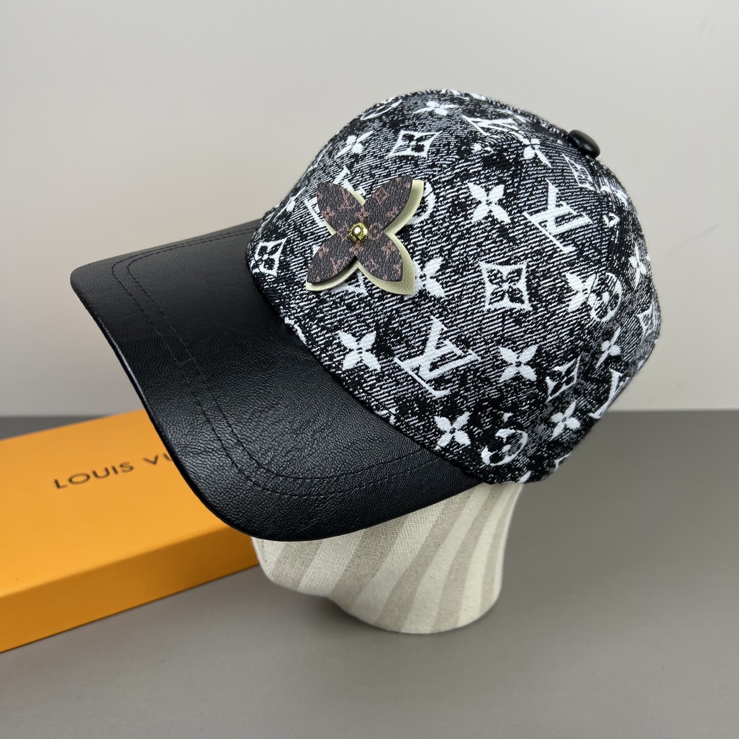 P路易威登棒球帽 LouisVuitton😍新款LV棒球帽，重工打造♥️高端大气，百搭款🤗男女通用！