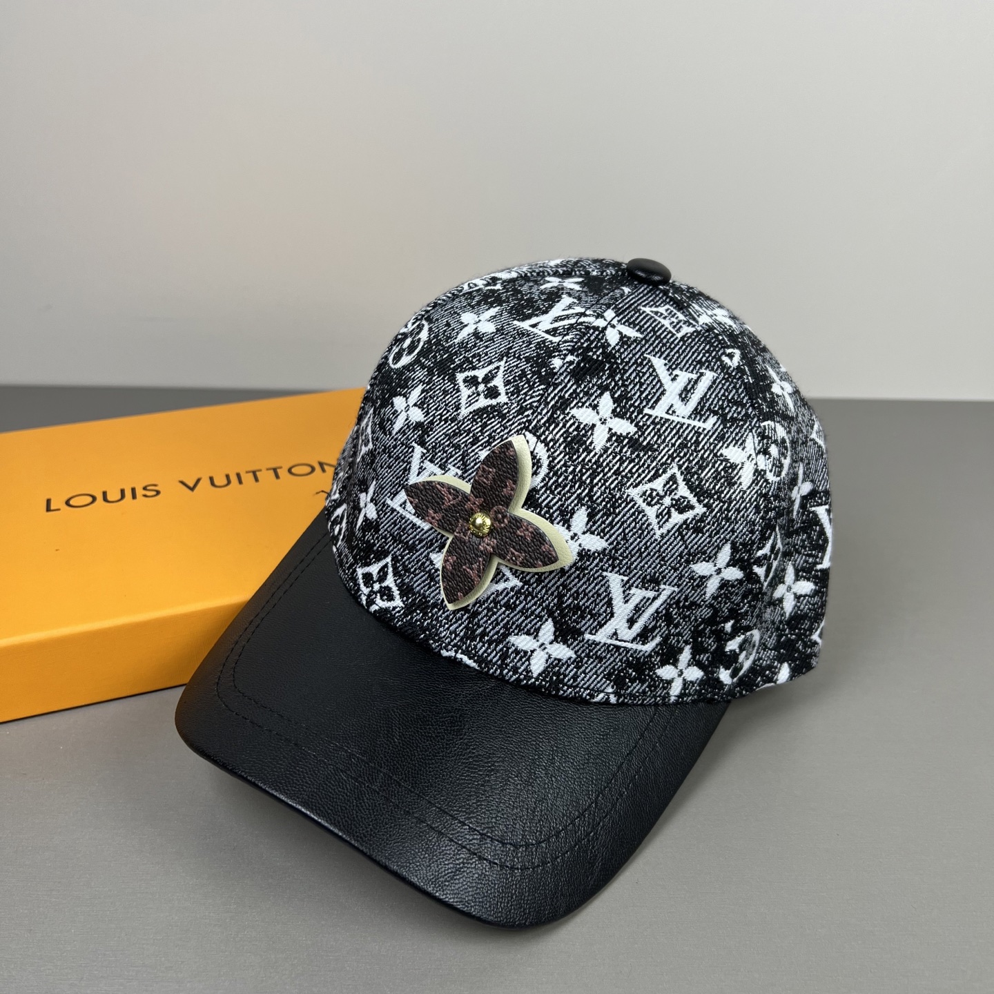 P路易威登棒球帽 LouisVuitton😍新款LV棒球帽，重工打造♥️高端大气，百搭款🤗男女通用！