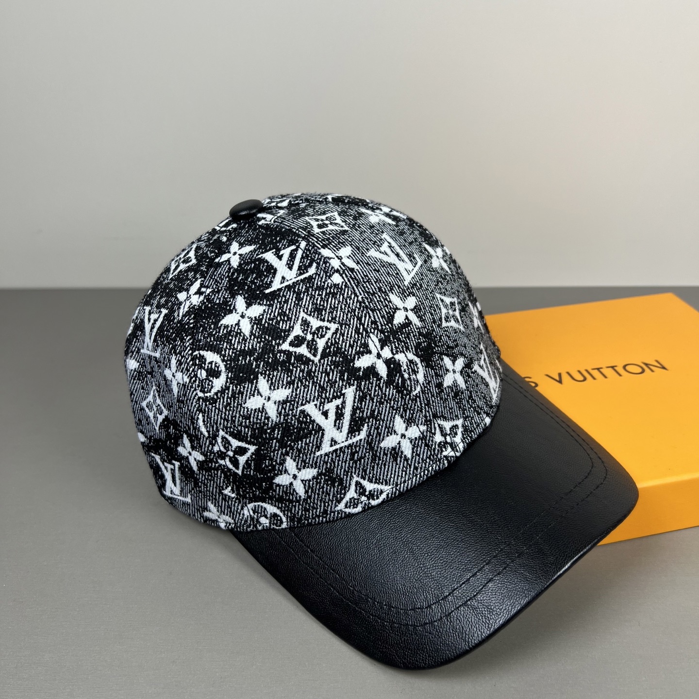 P路易威登棒球帽 LouisVuitton😍新款LV棒球帽，重工打造♥️高端大气，百搭款🤗男女通用！