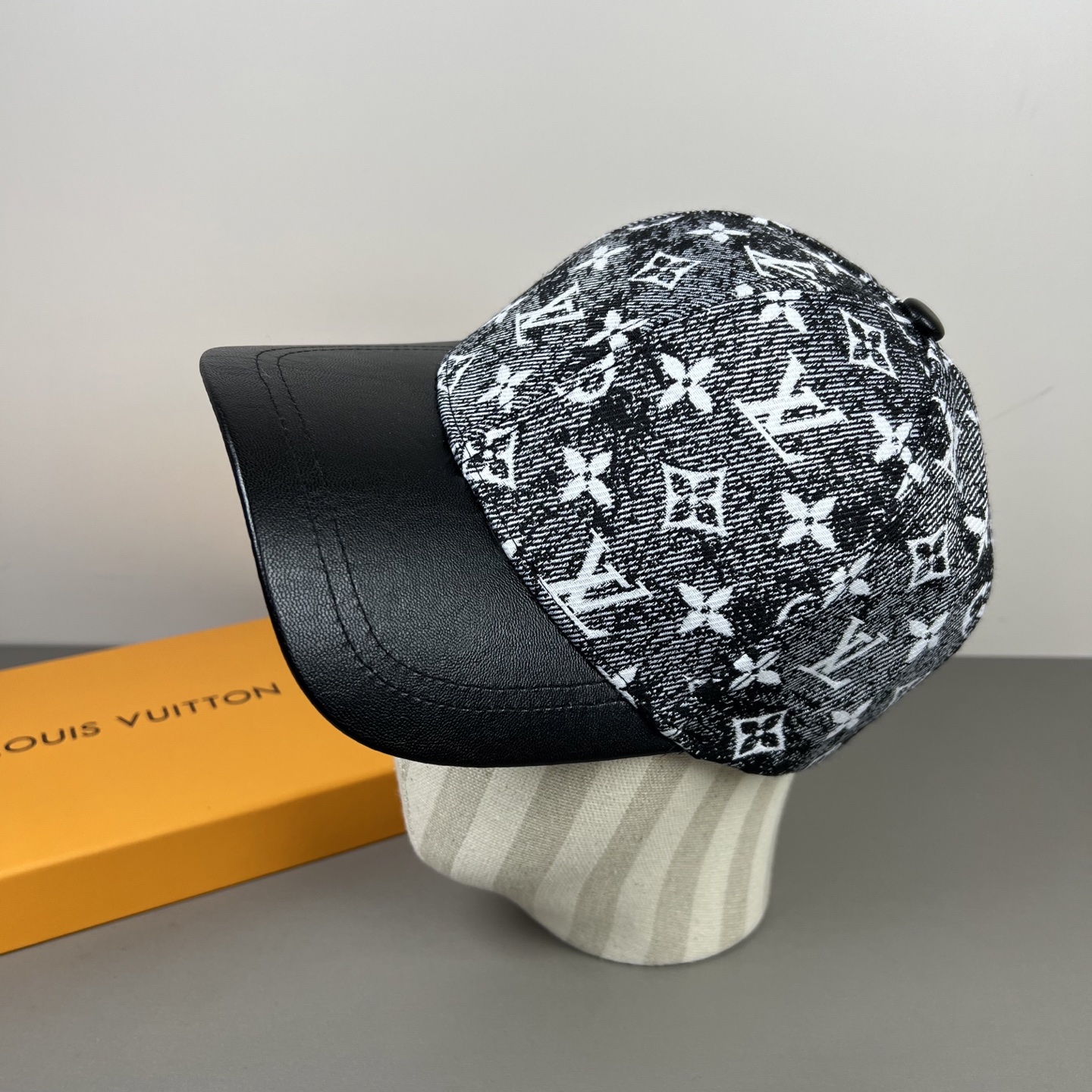 P路易威登棒球帽 LouisVuitton😍新款LV棒球帽，重工打造♥️高端大气，百搭款🤗男女通用！