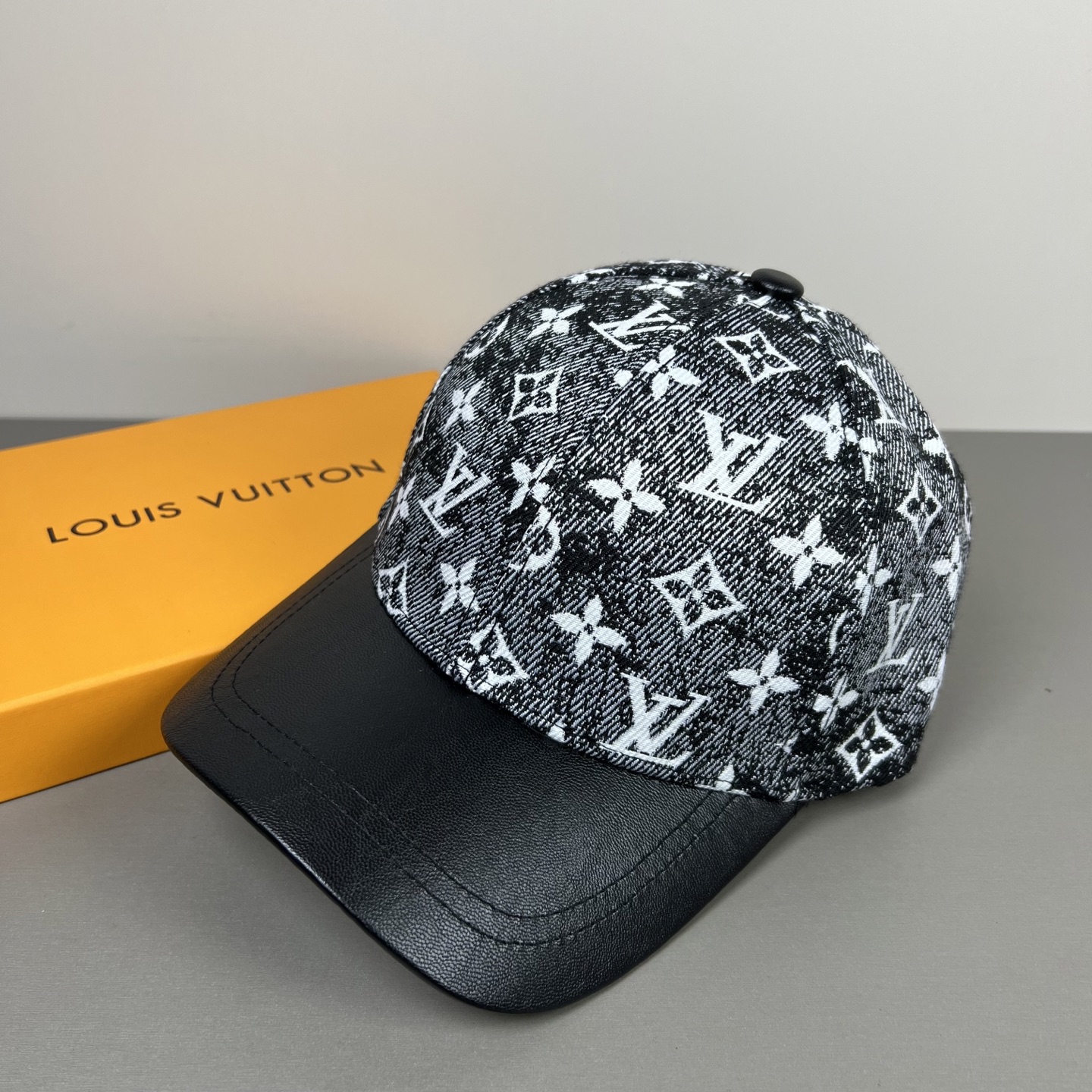P路易威登棒球帽 LouisVuitton😍新款LV棒球帽，重工打造♥️高端大气，百搭款🤗男女通用！