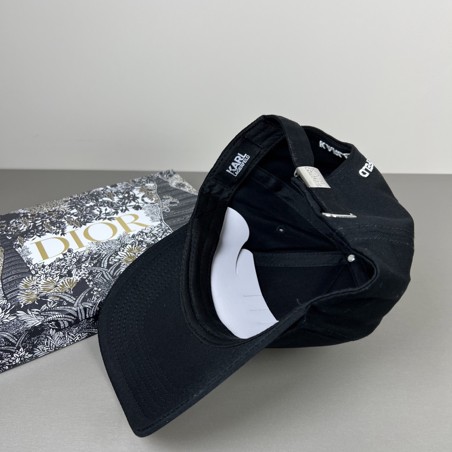 〈 Karl Lagerfeld（卡尔·拉格斐，大家也常尊称这位品牌创始人为时尚圈的老佛爷，推出全新个性