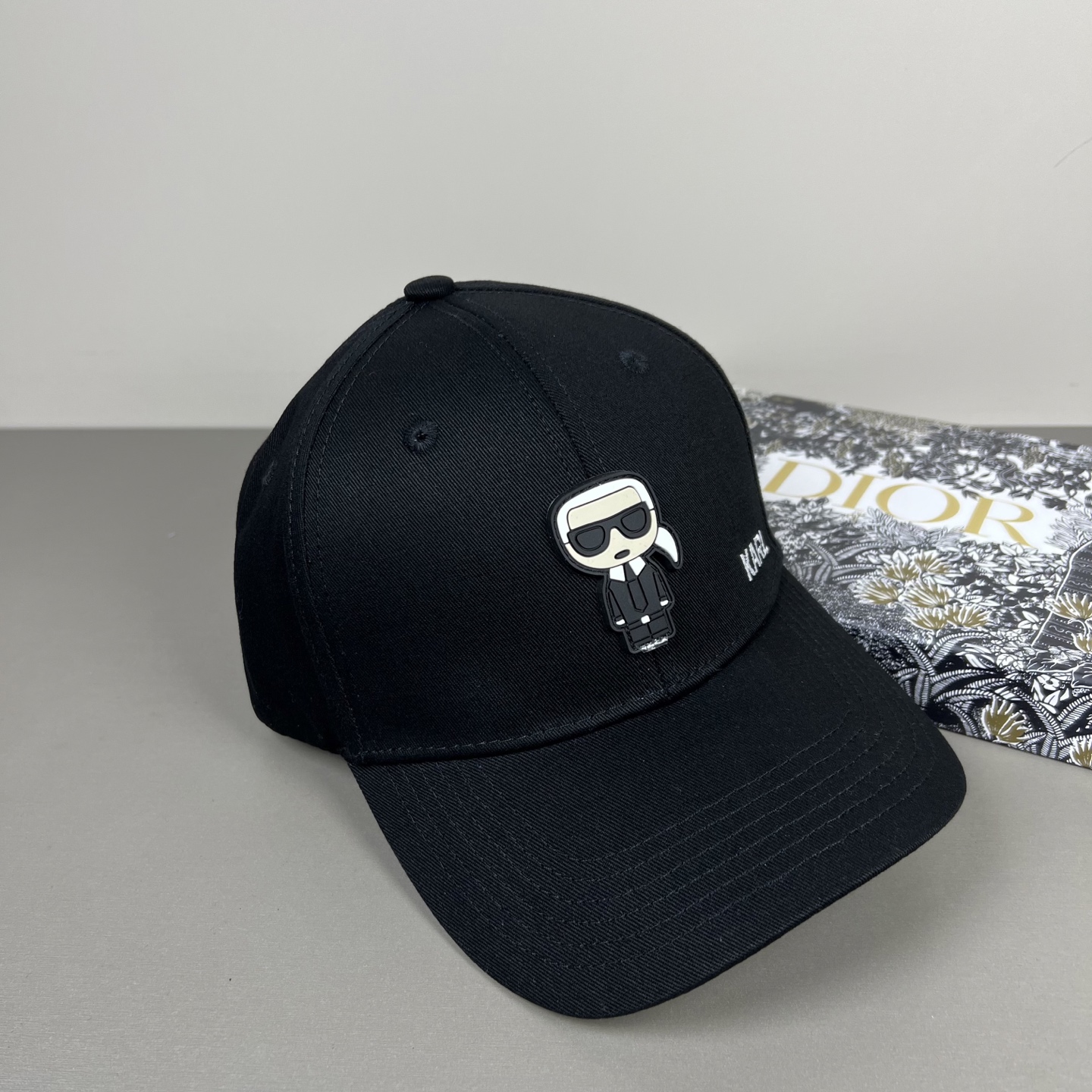 〈 Karl Lagerfeld（卡尔·拉格斐，大家也常尊称这位品牌创始人为时尚圈的老佛爷，推出全新个性