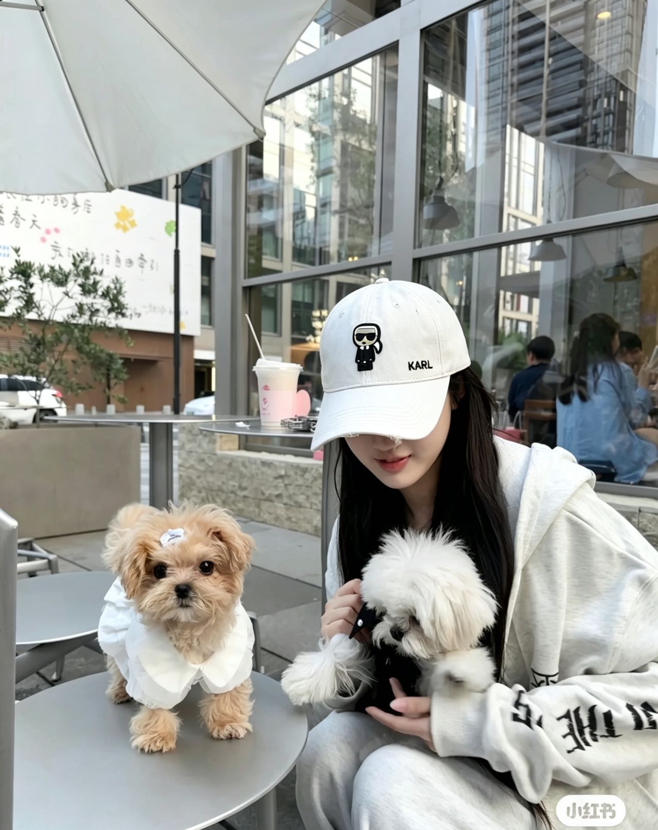 〈 Karl Lagerfeld（卡尔·拉格斐，大家也常尊称这位品牌创始人为时尚圈的老佛爷，推出全新个性