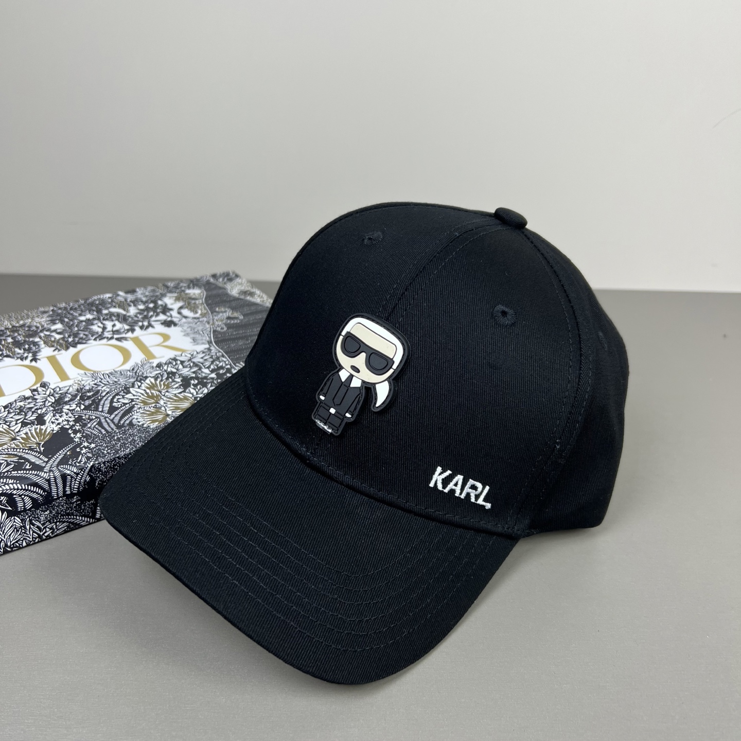 〈 Karl Lagerfeld（卡尔·拉格斐，大家也常尊称这位品牌创始人为时尚圈的老佛爷，推出全新个性