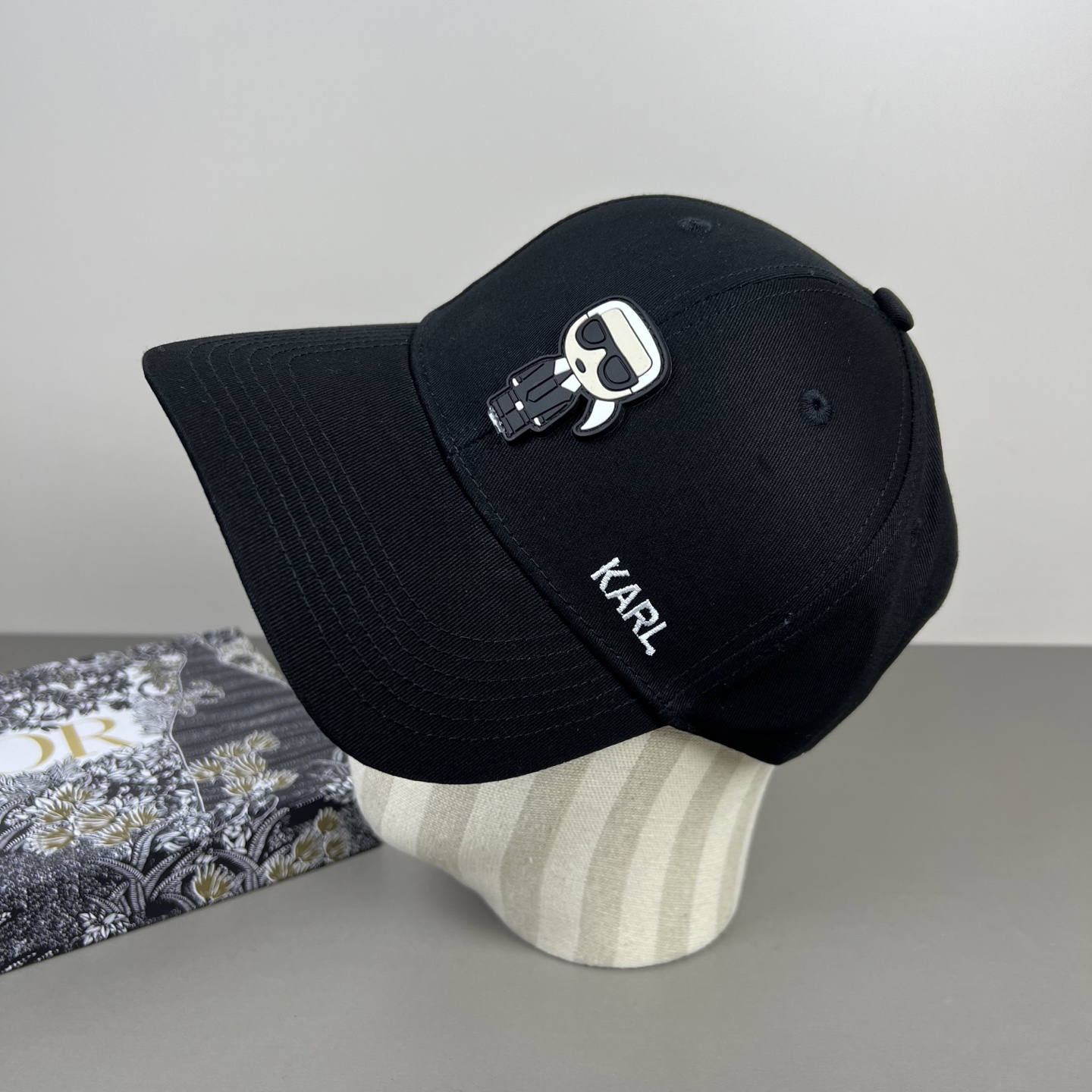 〈 Karl Lagerfeld（卡尔·拉格斐，大家也常尊称这位品牌创始人为时尚圈的老佛爷，推出全新个性