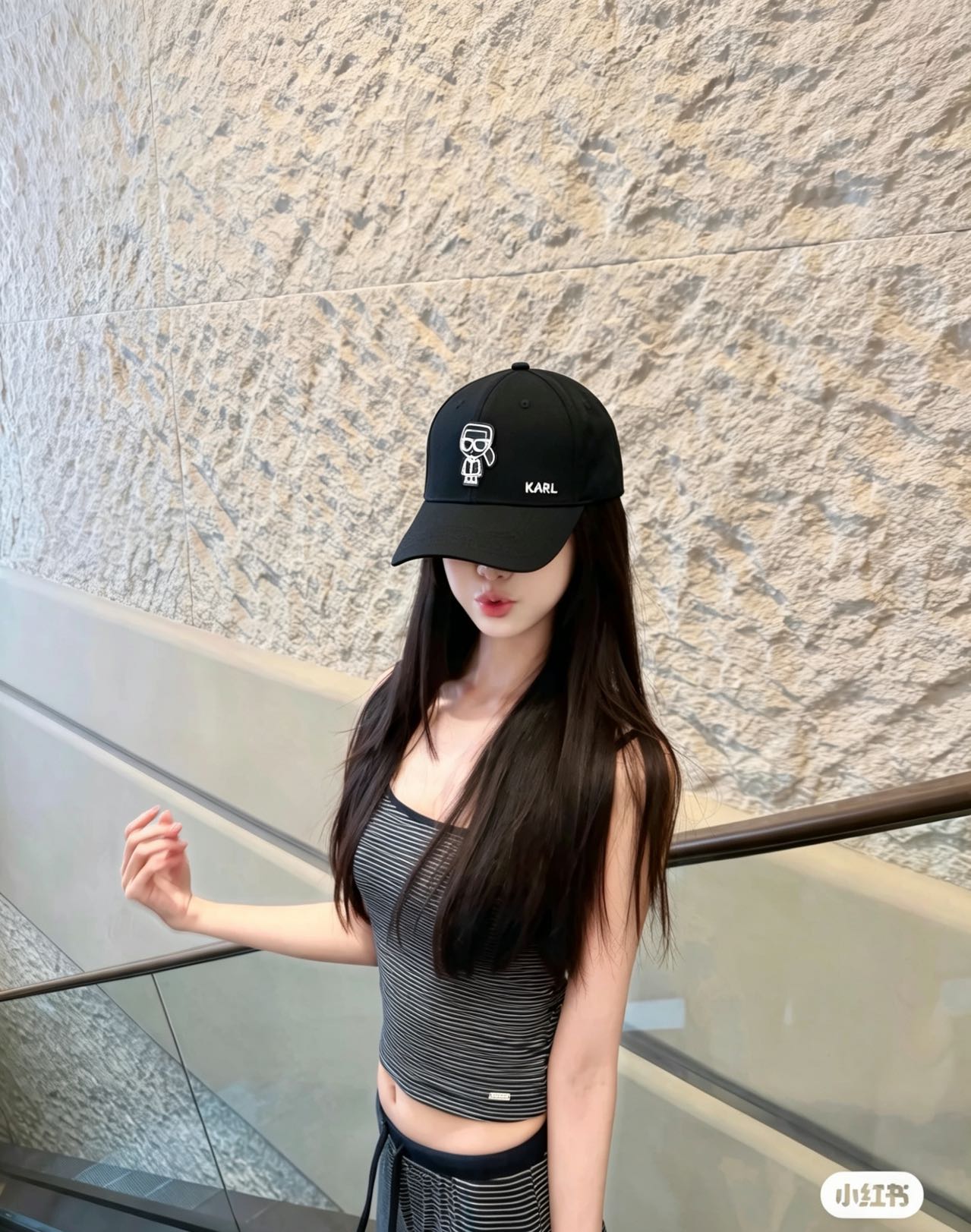 〈 Karl Lagerfeld（卡尔·拉格斐，大家也常尊称这位品牌创始人为时尚圈的老佛爷，推出全新个性
