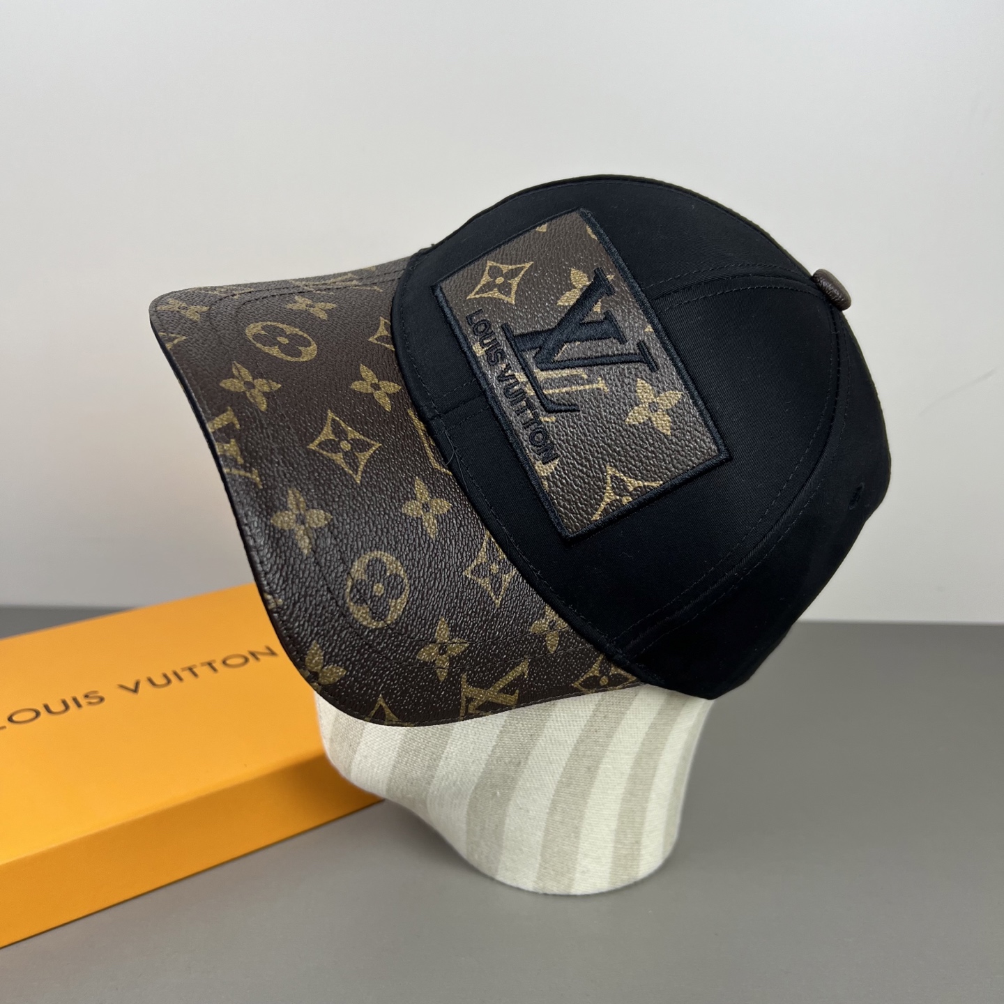 P🧢路易威登lv棒球帽 LouisVuitton😍新款重工打造♥️高端大气，百搭款🤗男女通用！