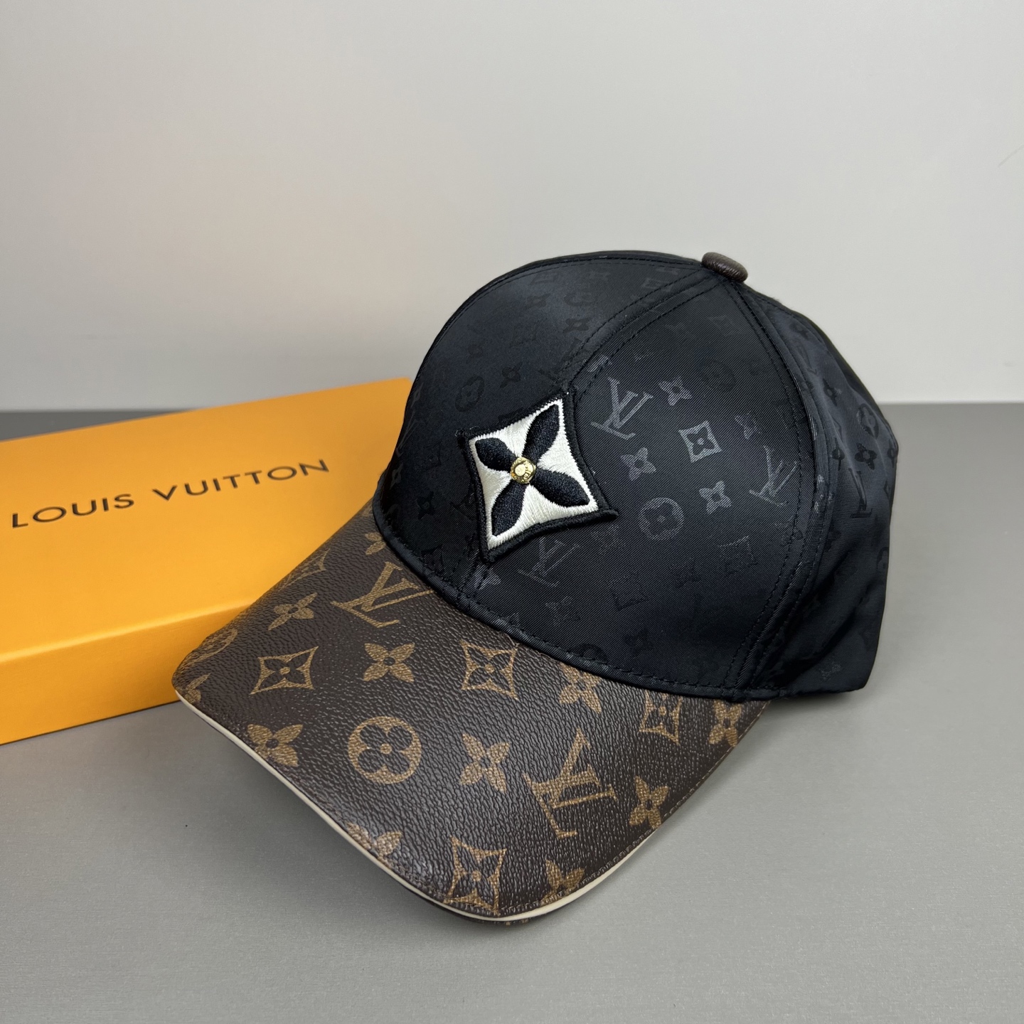 🌾🧢路易威登lv棒球帽 LouisVuitton😍新款重工打造♥️高端大气，百搭款🤗男女通用！