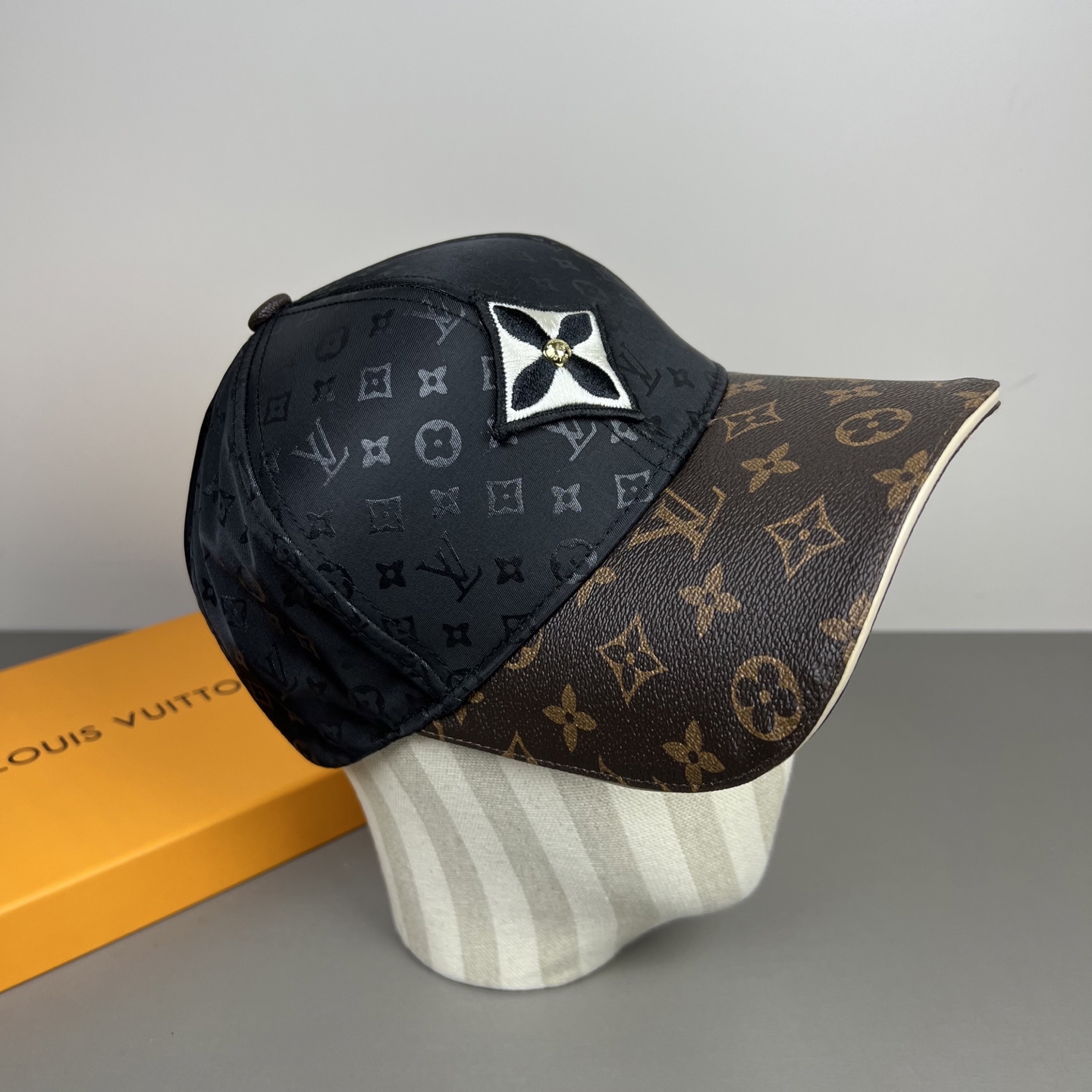 🌾🧢路易威登lv棒球帽 LouisVuitton😍新款重工打造♥️高端大气，百搭款🤗男女通用！